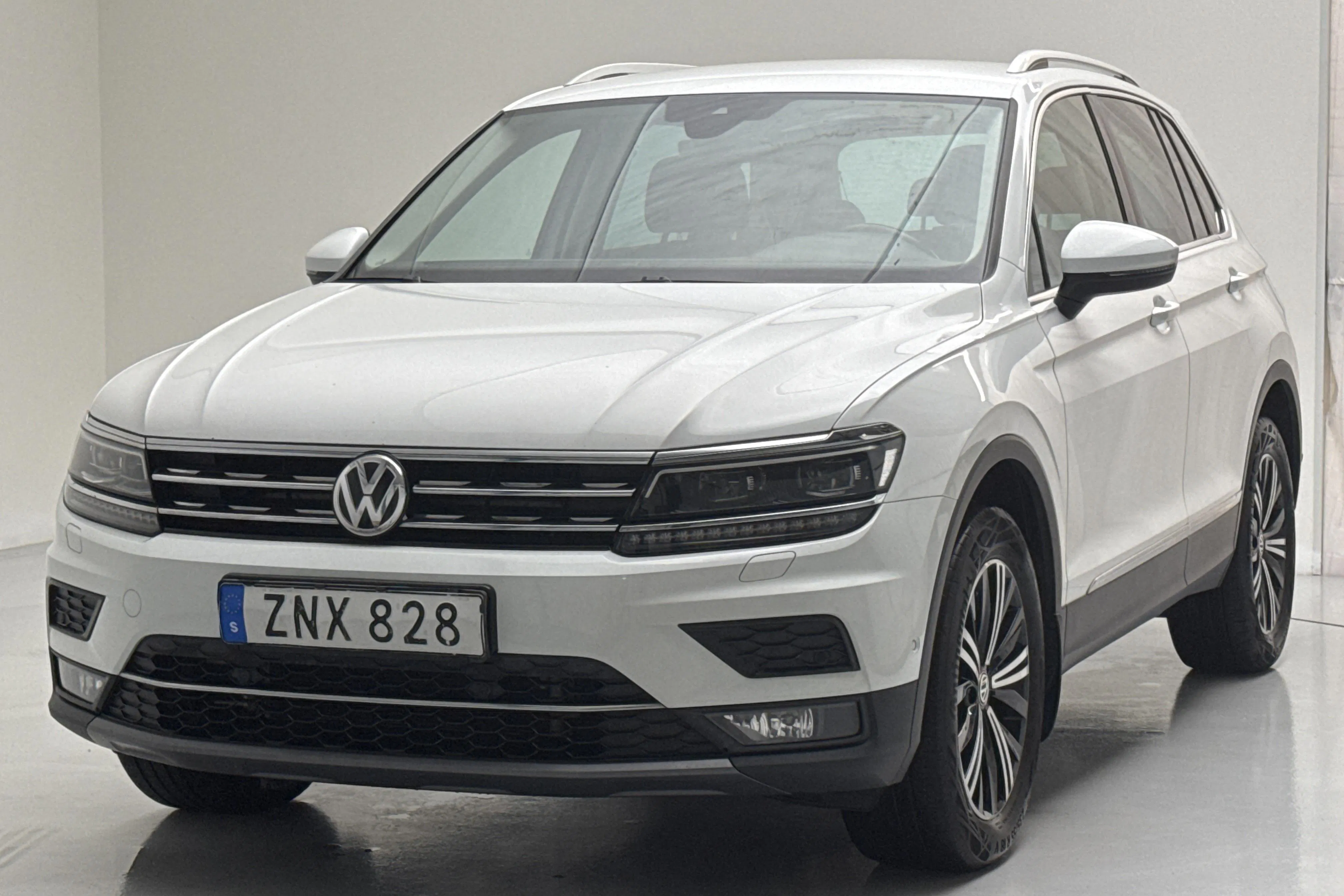 Presentationsfoto 1 av 15: VW Tiguan 2.0 TDI 4MOTION (190hk) - 18 188 mil - Automat - vit - 2019