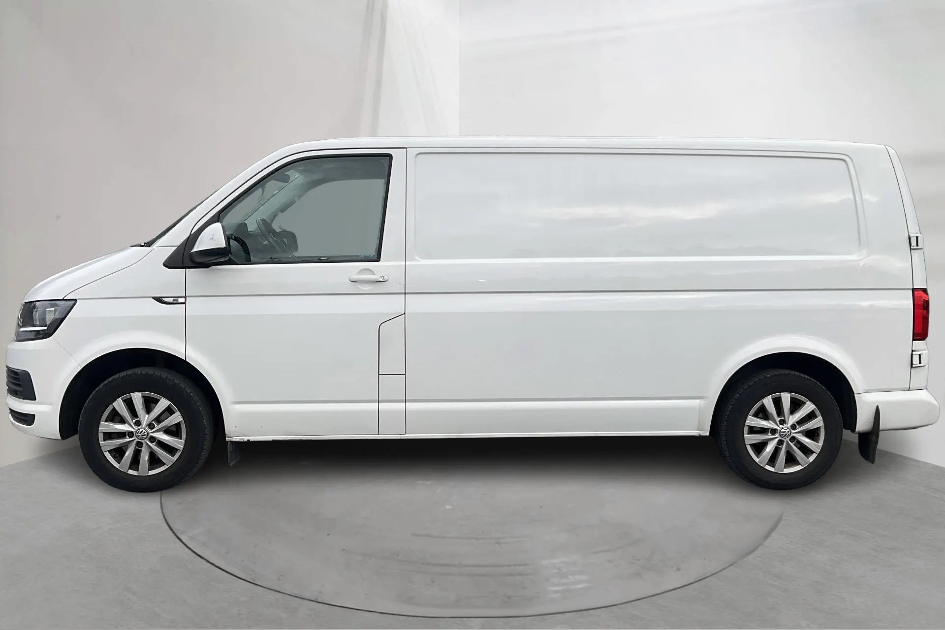 Presentation photo 2 of 16: VW Transporter T6 2.0 TDI BMT Skåp (102hk) - 130 340 km - Manual - white - 2018