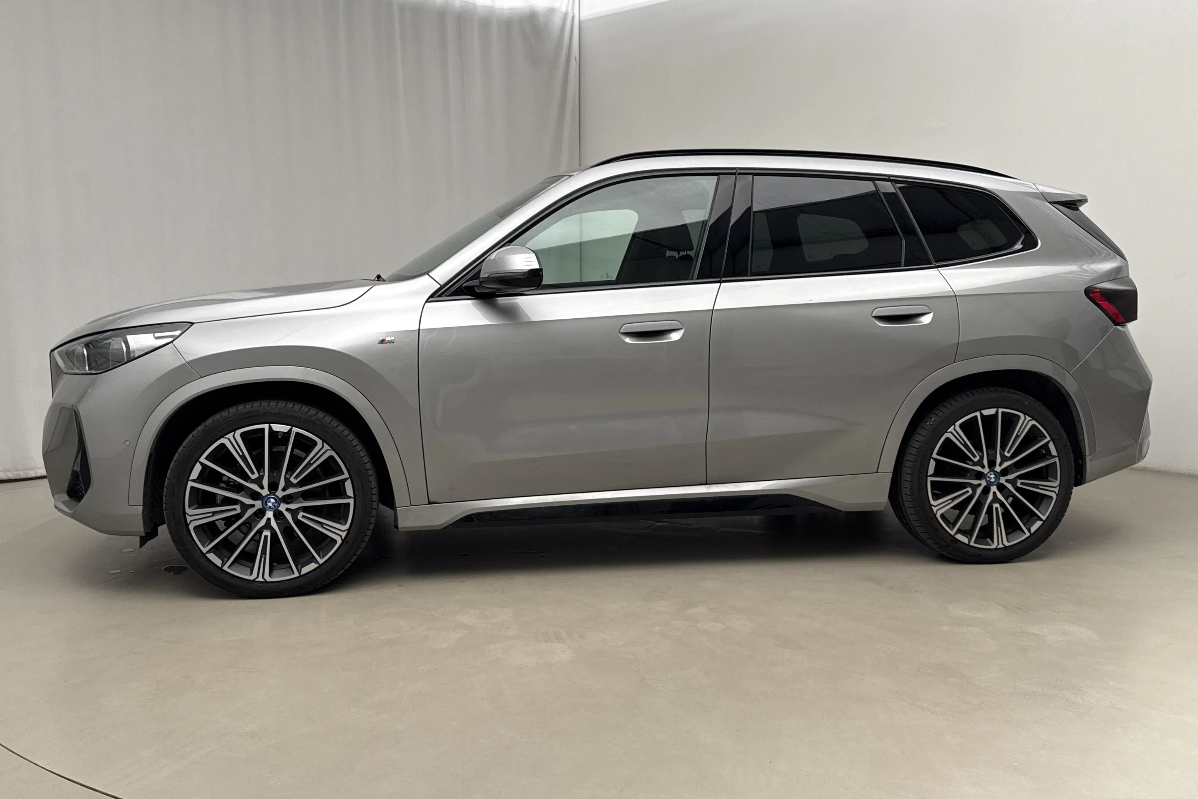 Presentationsfoto 2 av 21: BMW iX1 xDrive30, U11 (313hk) - 5 183 mil - Automat - grå - 2023