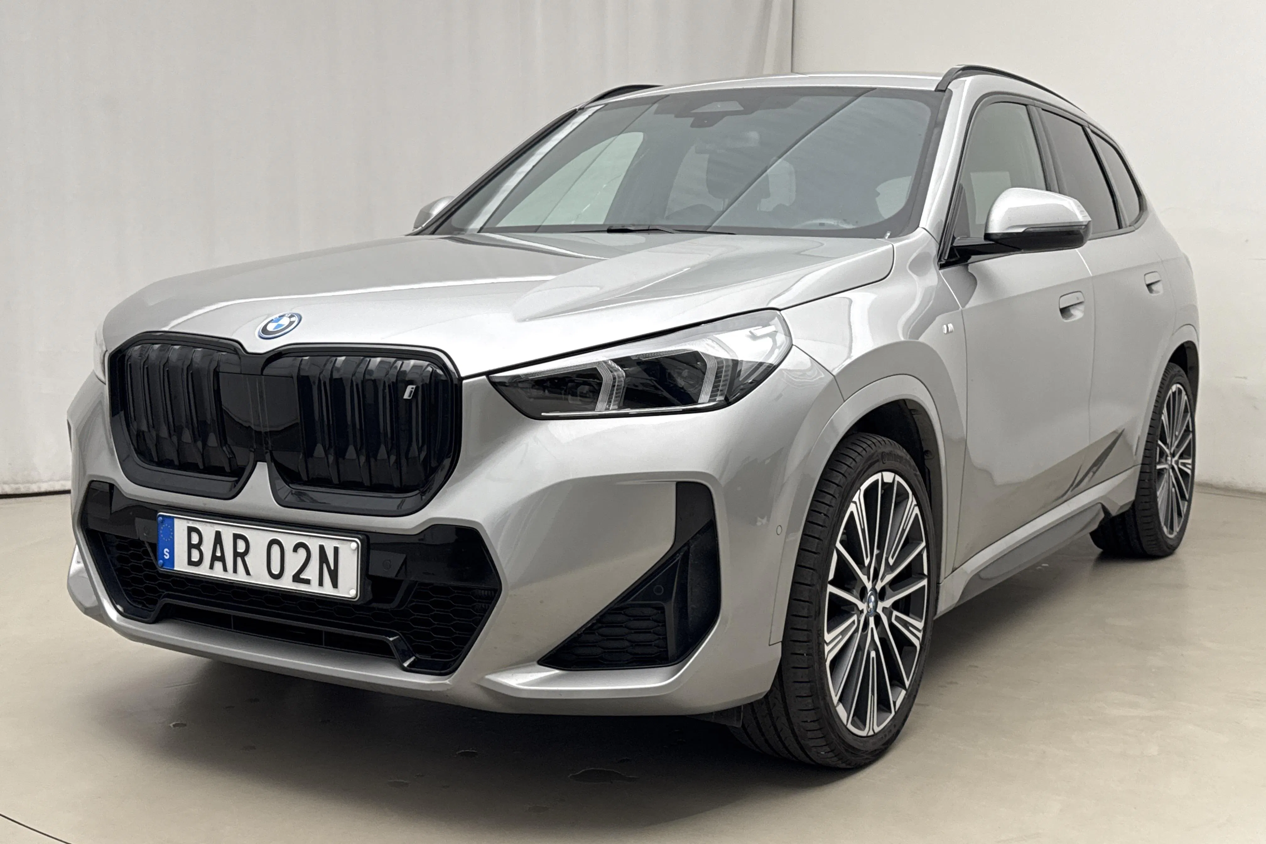 Presentationsfoto 1 av 21: BMW iX1 xDrive30, U11 (313hk) - 5 183 mil - Automat - grå - 2023