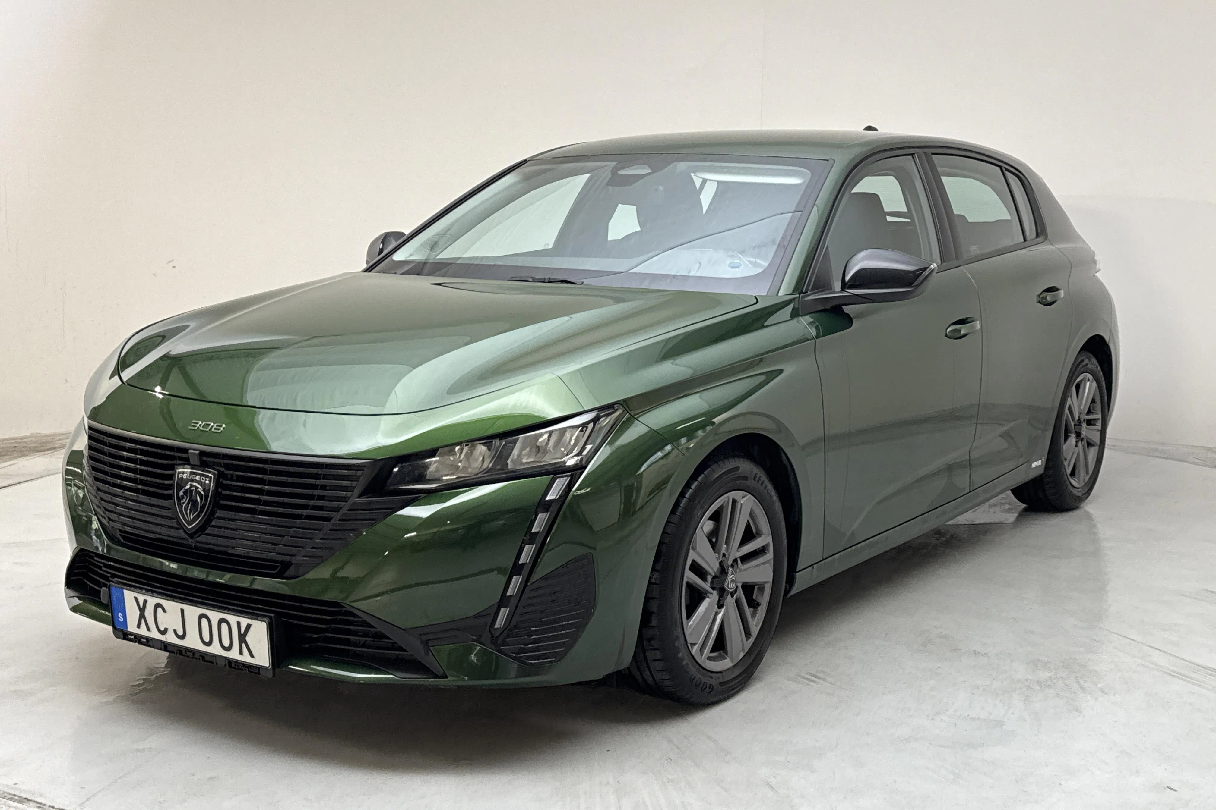 Presentation photo 1 of 12: Peugeot 308 1.2 PureTech 5dr (130hk) - 45 240 km - Automatic - green - 2022