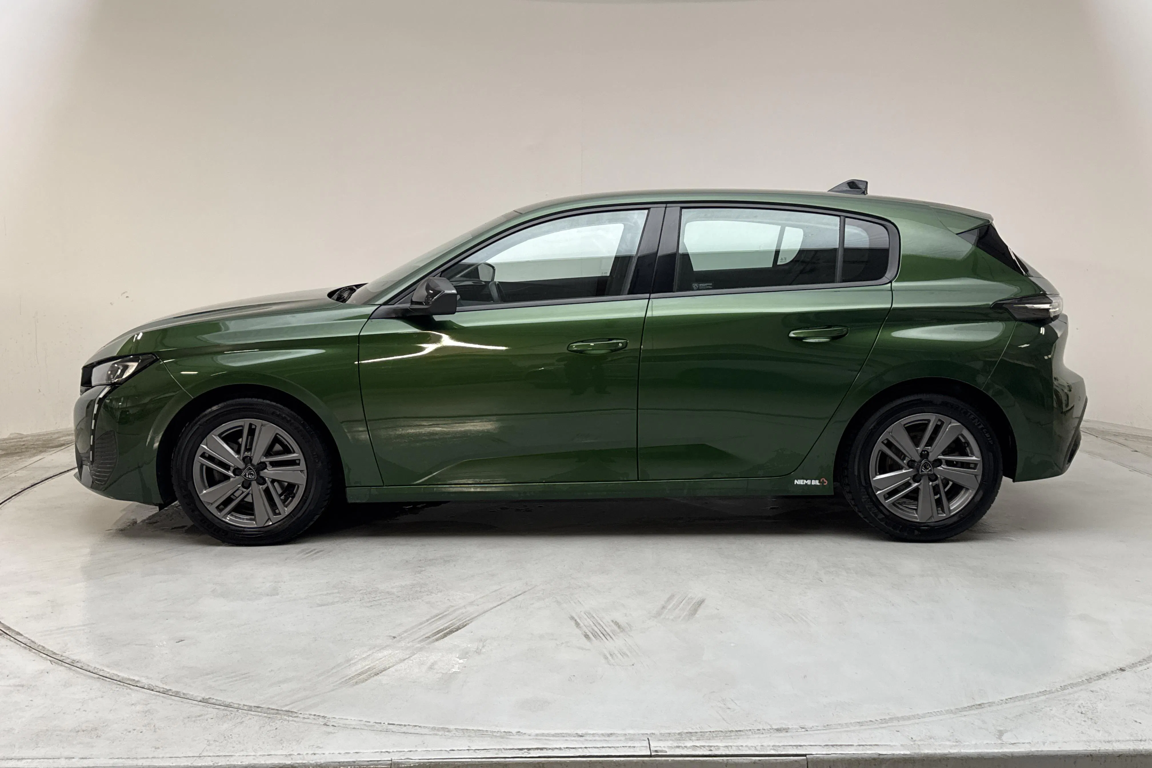 Presentation photo 2 of 12: Peugeot 308 1.2 PureTech 5dr (130hk) - 45 240 km - Automatic - green - 2022