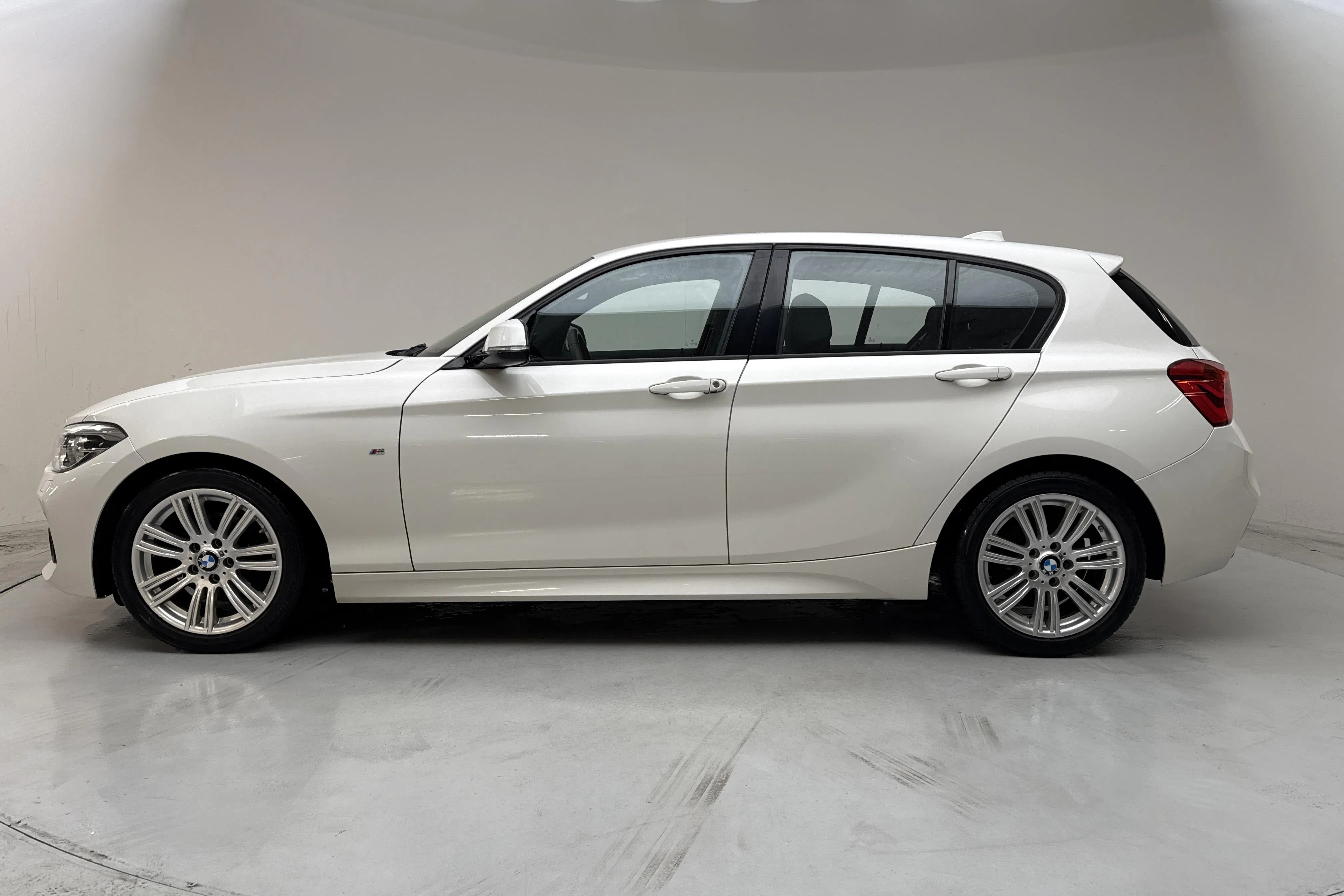 Presentationsfoto 2 av 13: BMW 116d 5dr, F20 (116hk) - 7 059 mil - Manuell - vit - 2016