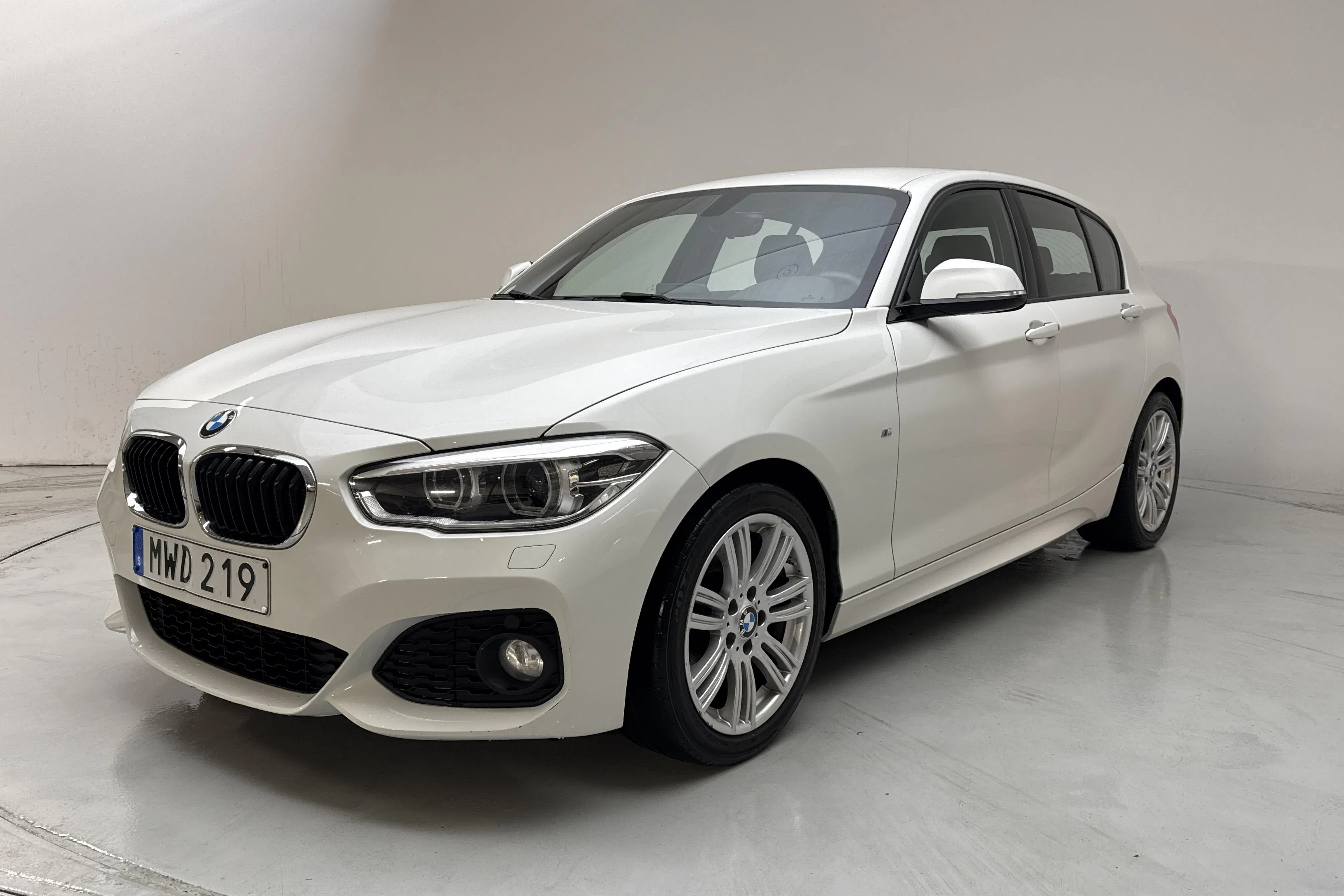 Presentationsfoto 1 av 13: BMW 116d 5dr, F20 (116hk) - 7 059 mil - Manuell - vit - 2016