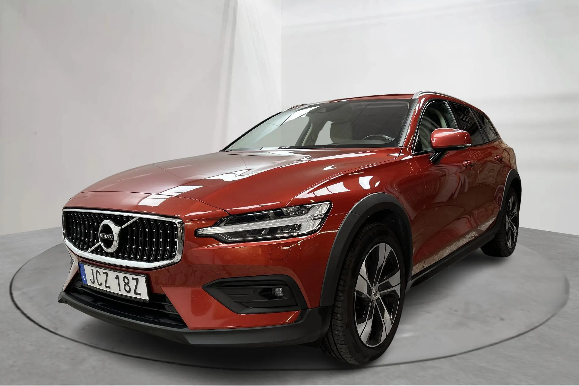 Presentationsfoto 1 av 16: Volvo V60 B4 Cross Country AWD Mildhybrid, Diesel (197hk) - 19 576 mil - Automat - röd - 2021