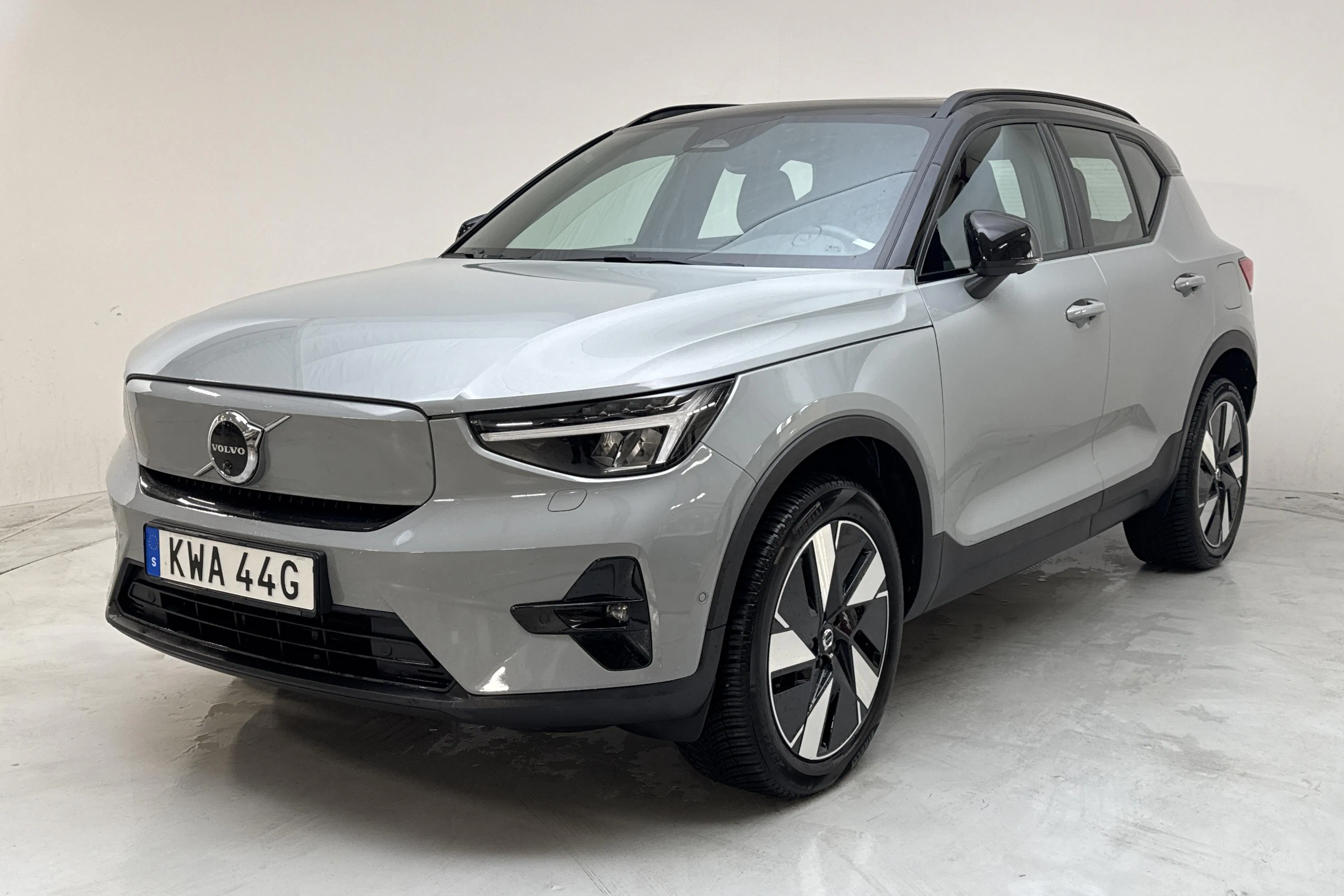Presentationsfoto 1 av 16: Volvo XC40 P8 Recharge Twin AWD (408hk) - 3 394 mil - Automat - grå - 2024