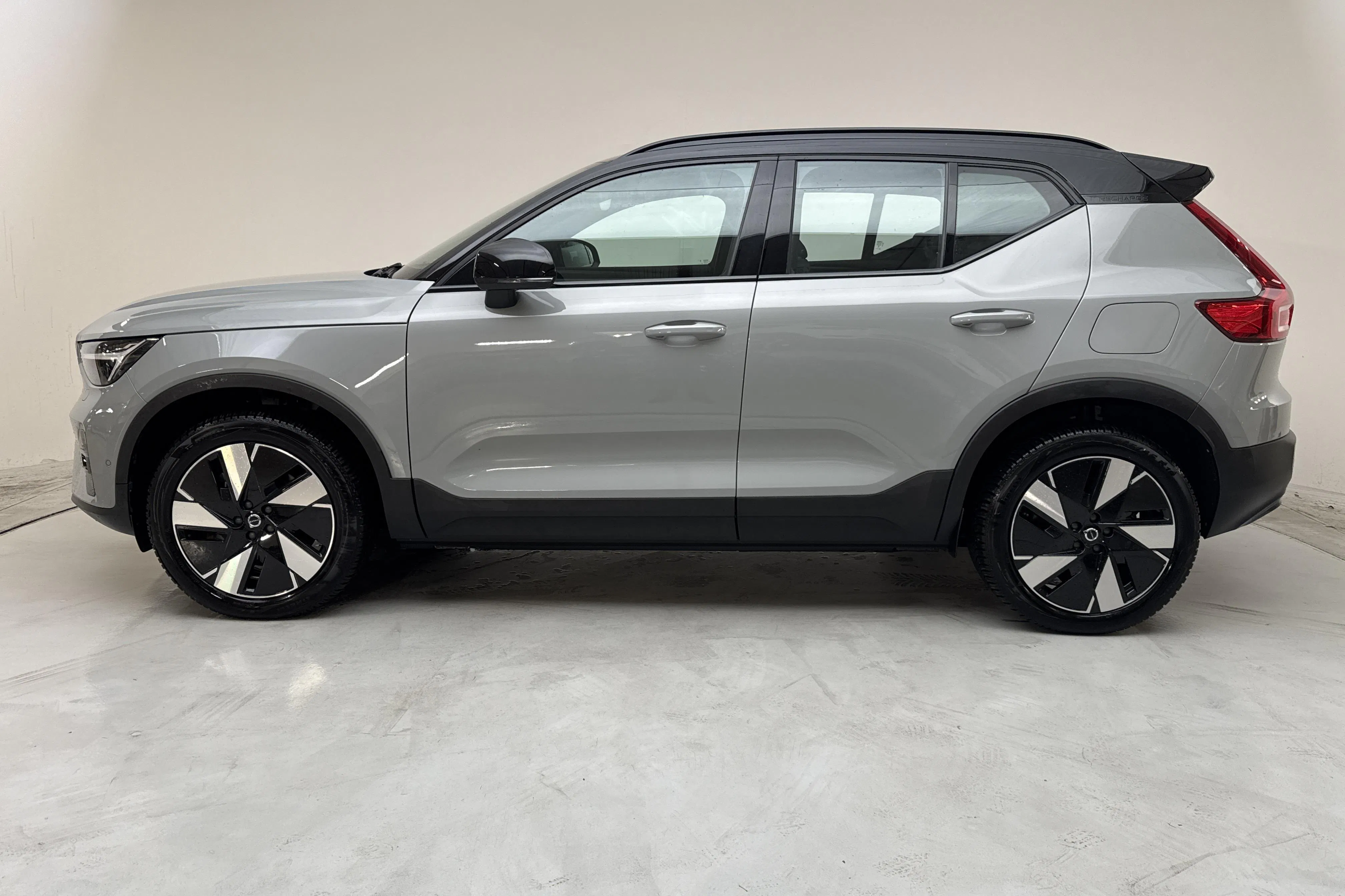 Presentationsfoto 2 av 16: Volvo XC40 P8 Recharge Twin AWD (408hk) - 3 394 mil - Automat - grå - 2024