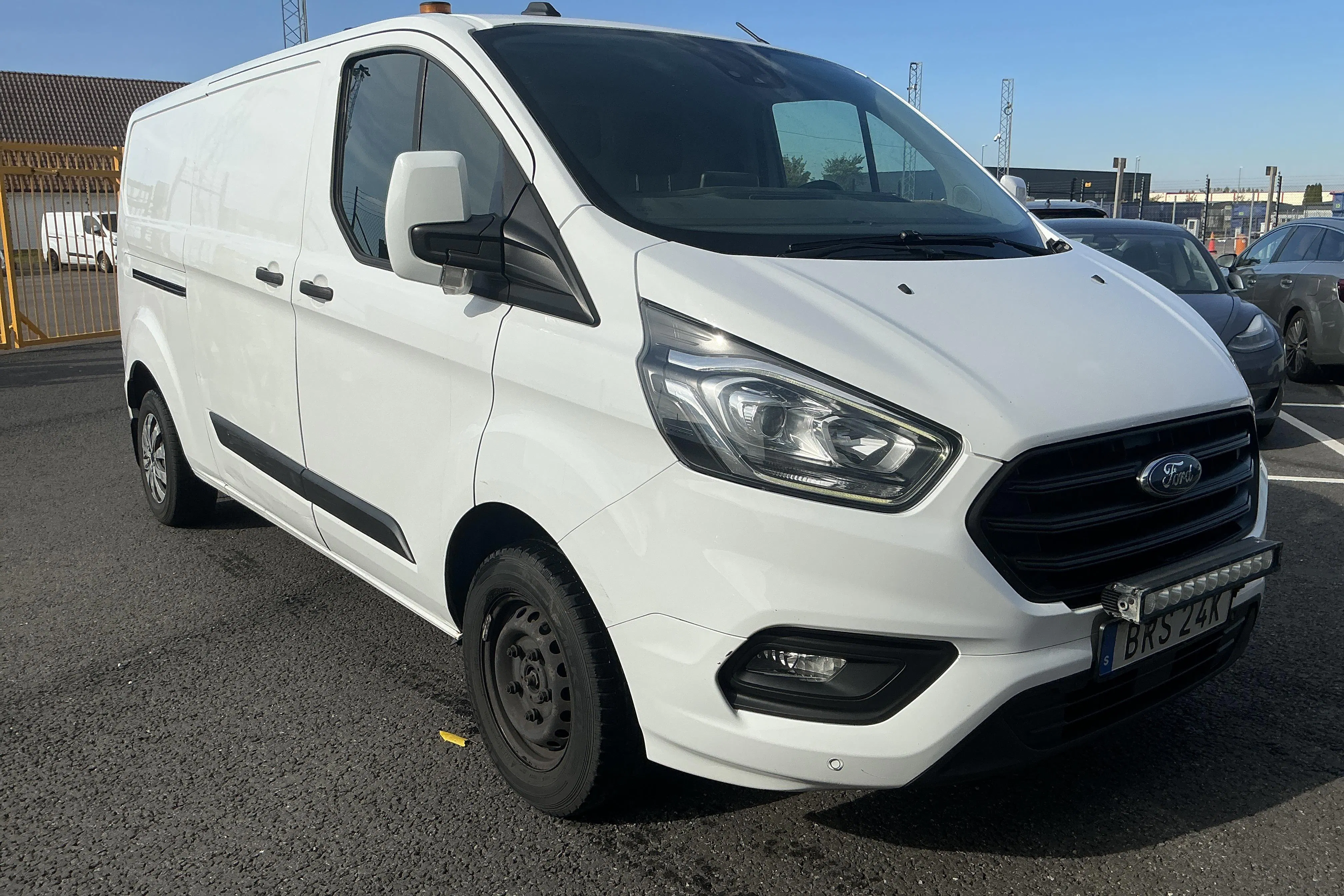 Presentationsfoto 1 av 16: Ford Transit Custom 300 (130hk) - 21 235 mil - Manuell - vit - 2020