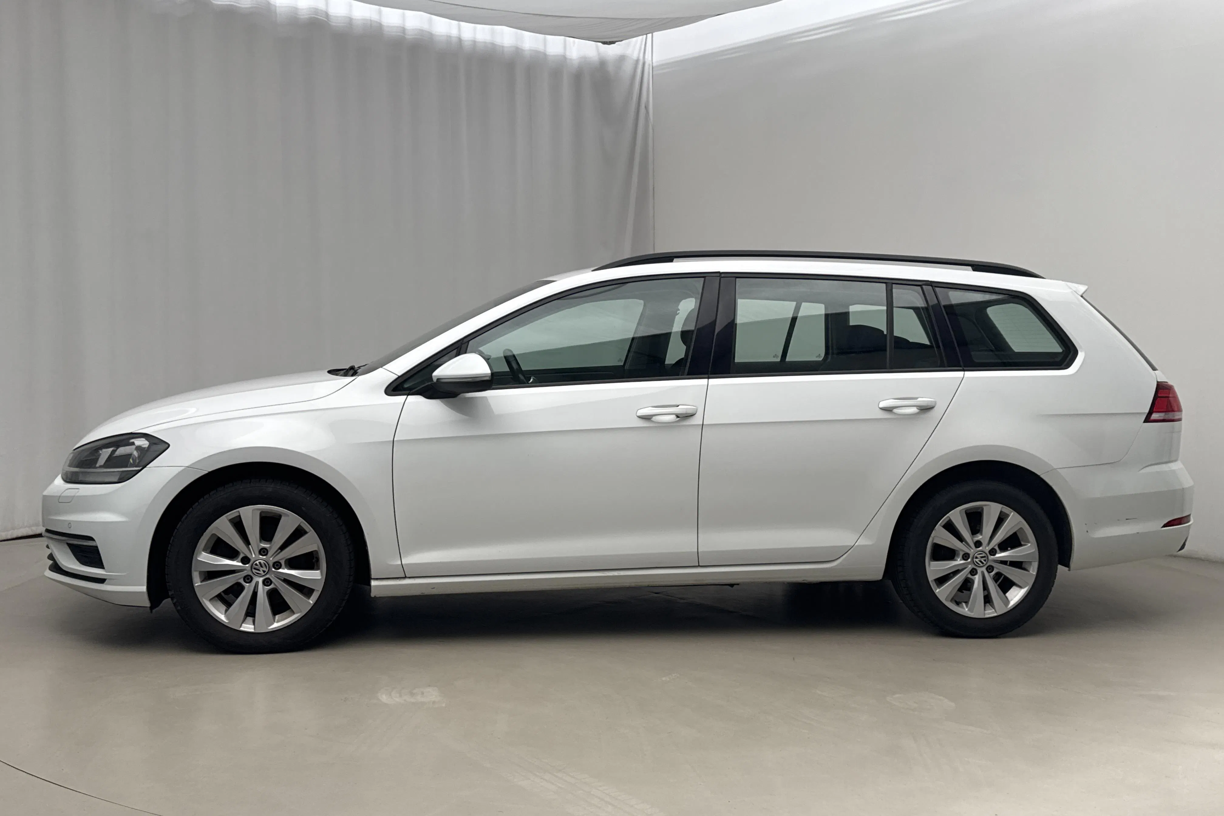 Presentationsfoto 2 av 18: VW Golf VII 1.0 TSI Sportscombi (110hk) - 13 037 mil - Manuell - vit - 2017