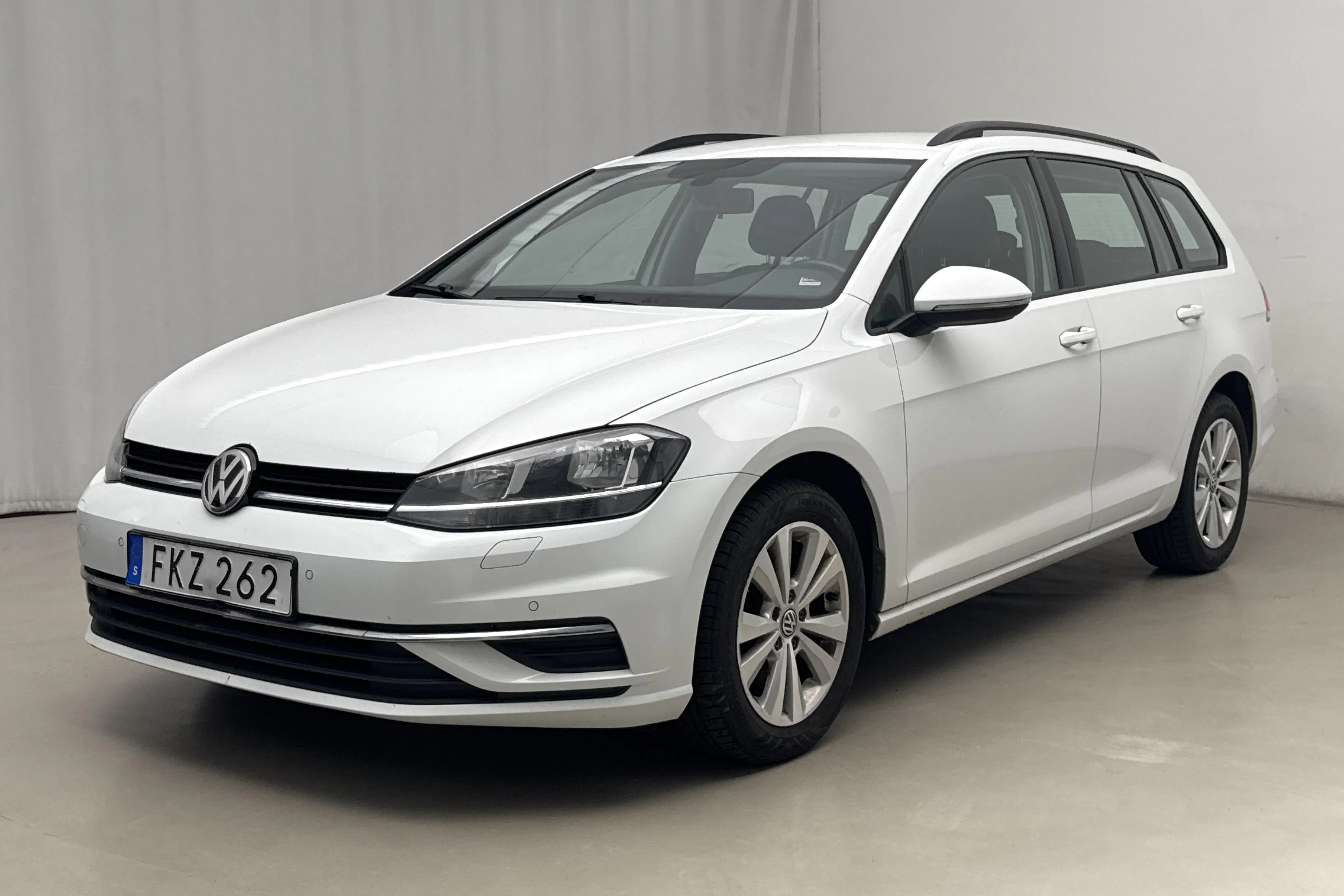 Presentationsfoto 1 av 18: VW Golf VII 1.0 TSI Sportscombi (110hk) - 13 037 mil - Manuell - vit - 2017