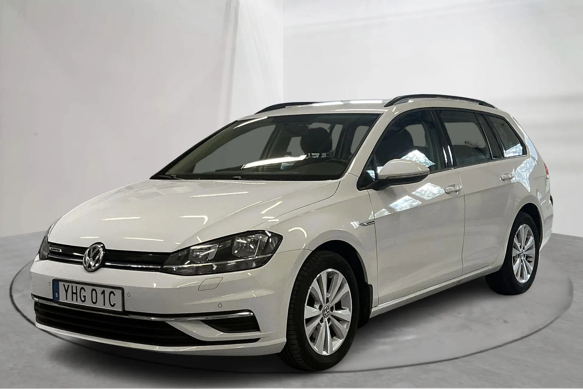 Presentation photo 1 of 13: VW Golf VII 1.5 TGI kombi (130hk) - 63 220 km - Automatic - white - 2020