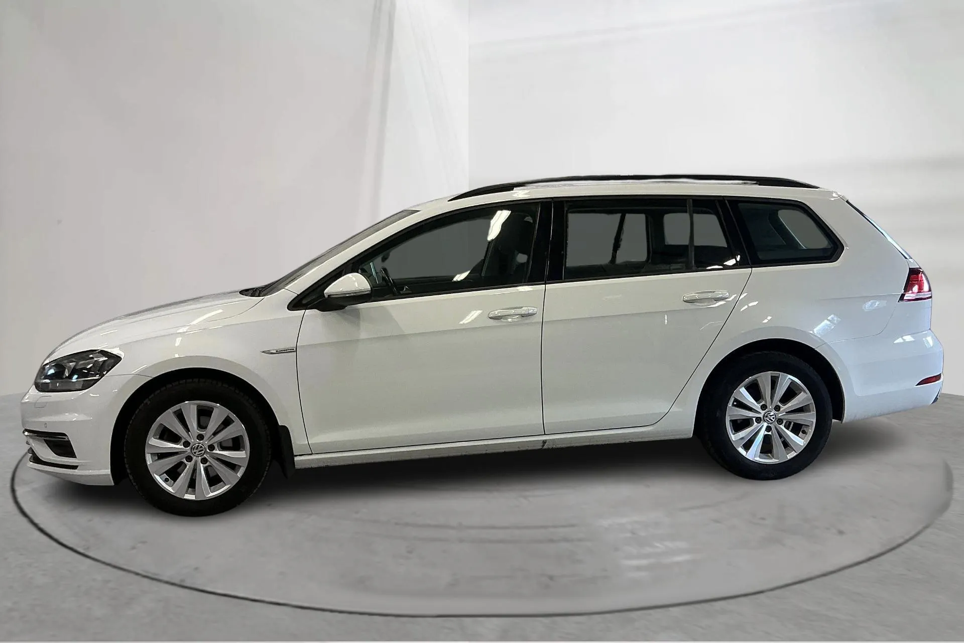Presentation photo 2 of 13: VW Golf VII 1.5 TGI kombi (130hk) - 63 220 km - Automatic - white - 2020