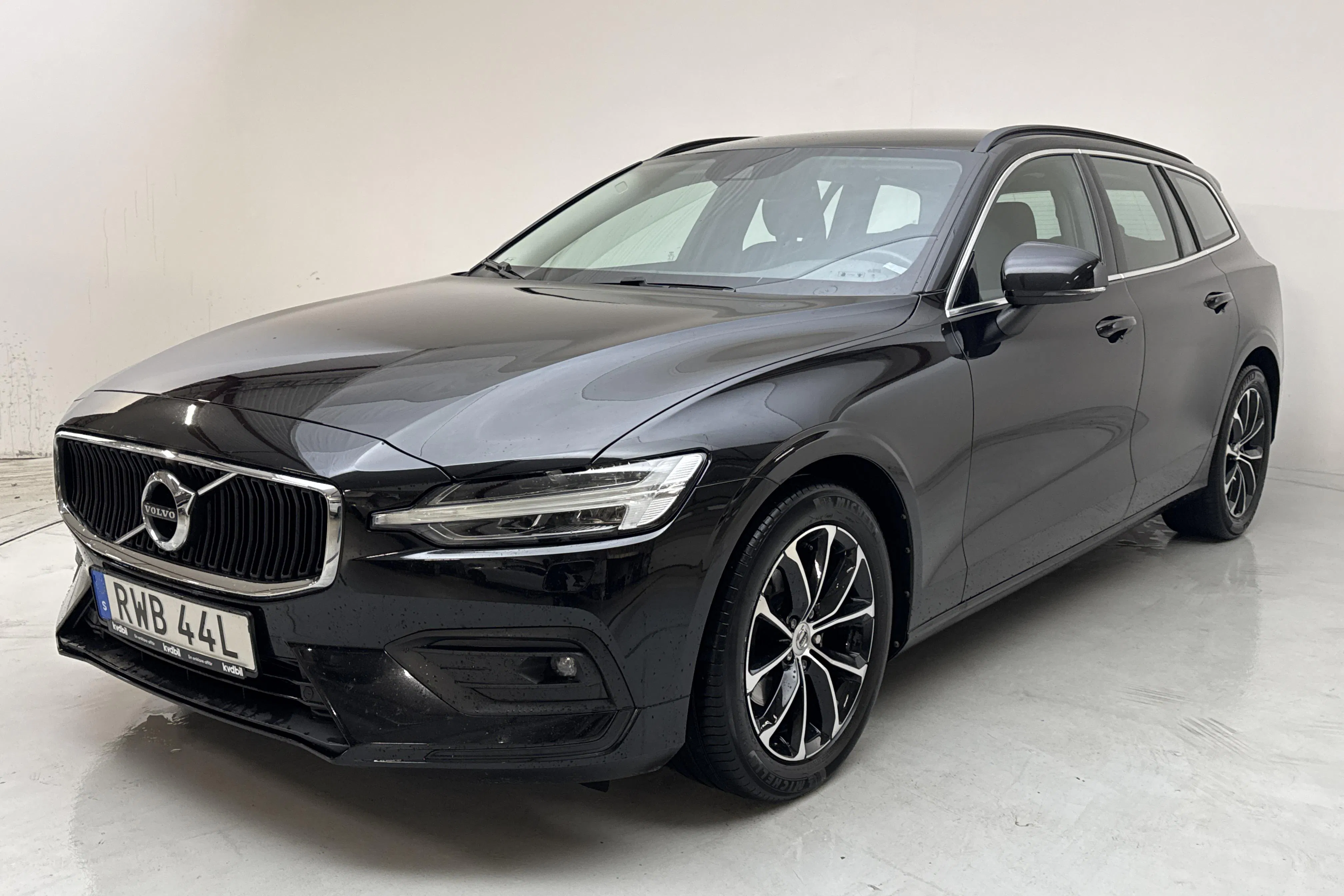 Presentationsfoto 1 av 14: Volvo V60 B3 Mildhybrid, Bensin (163hk) - 10 812 mil - Automat - svart - 2022