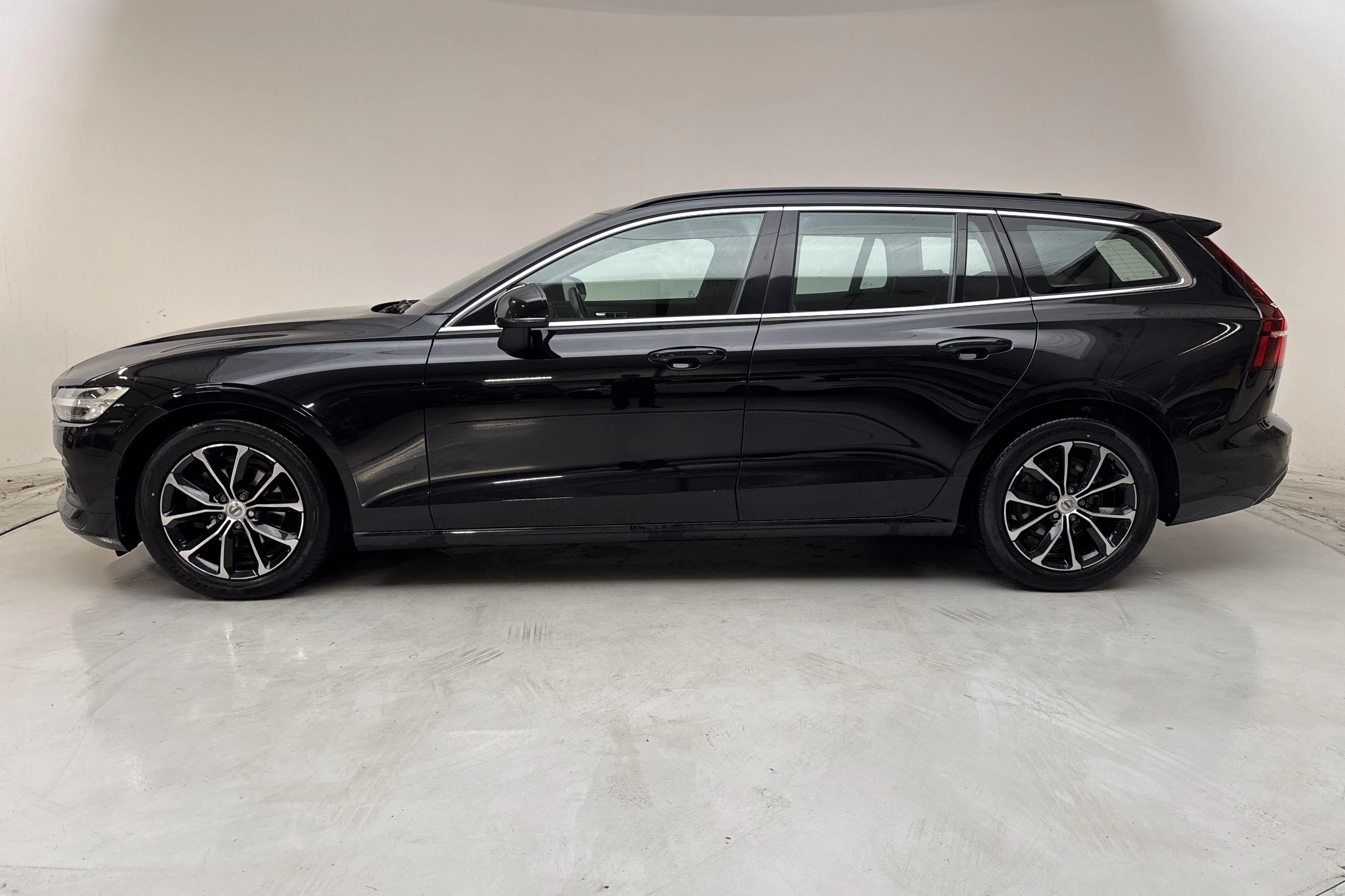 Presentationsfoto 2 av 14: Volvo V60 B3 Mildhybrid, Bensin (163hk) - 10 812 mil - Automat - svart - 2022