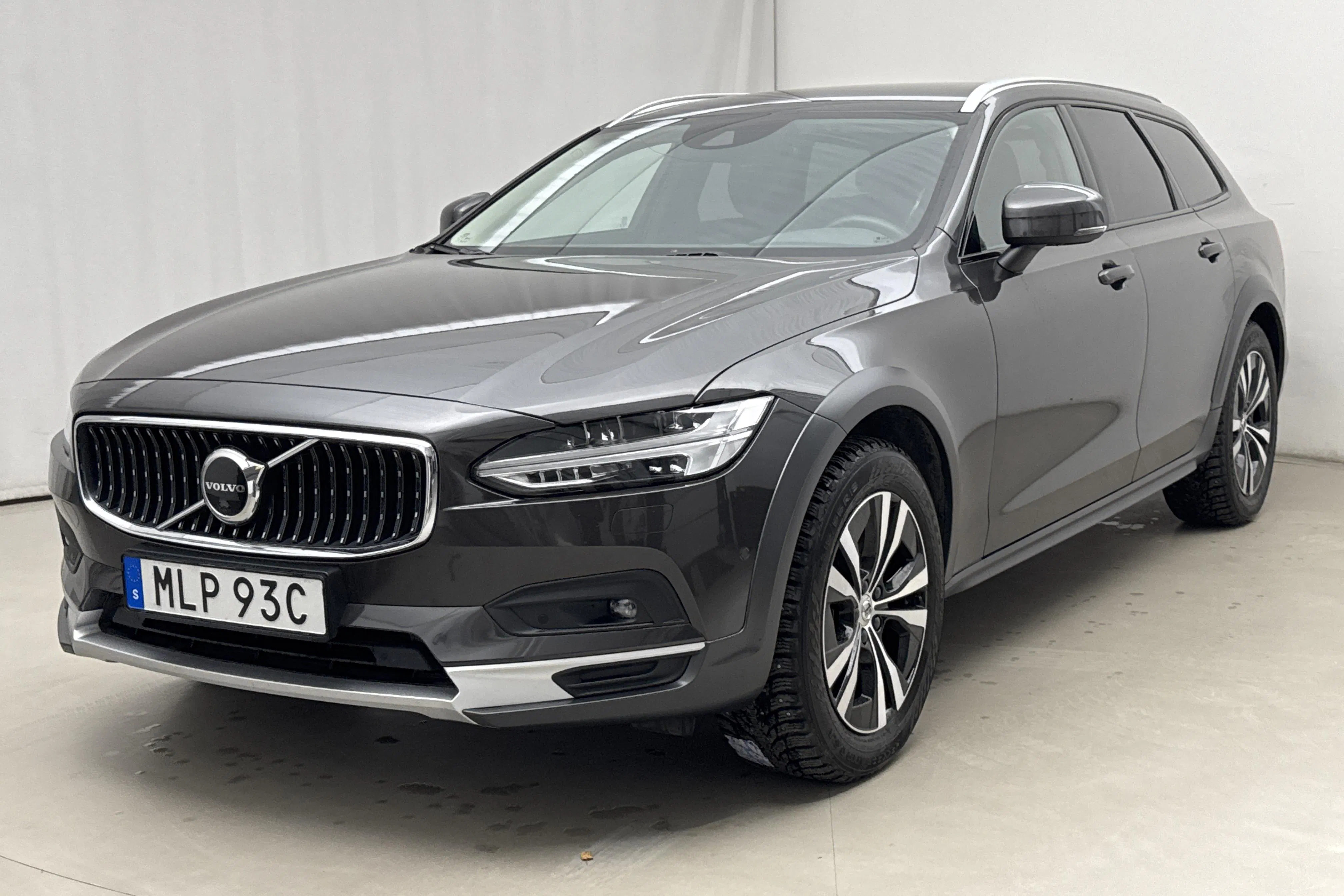 Presentationsfoto 1 av 23: Volvo V90 B5 Cross Country AWD Mildhybrid, Bensin (250hk) - 9 320 mil - Automat - grå - 2021