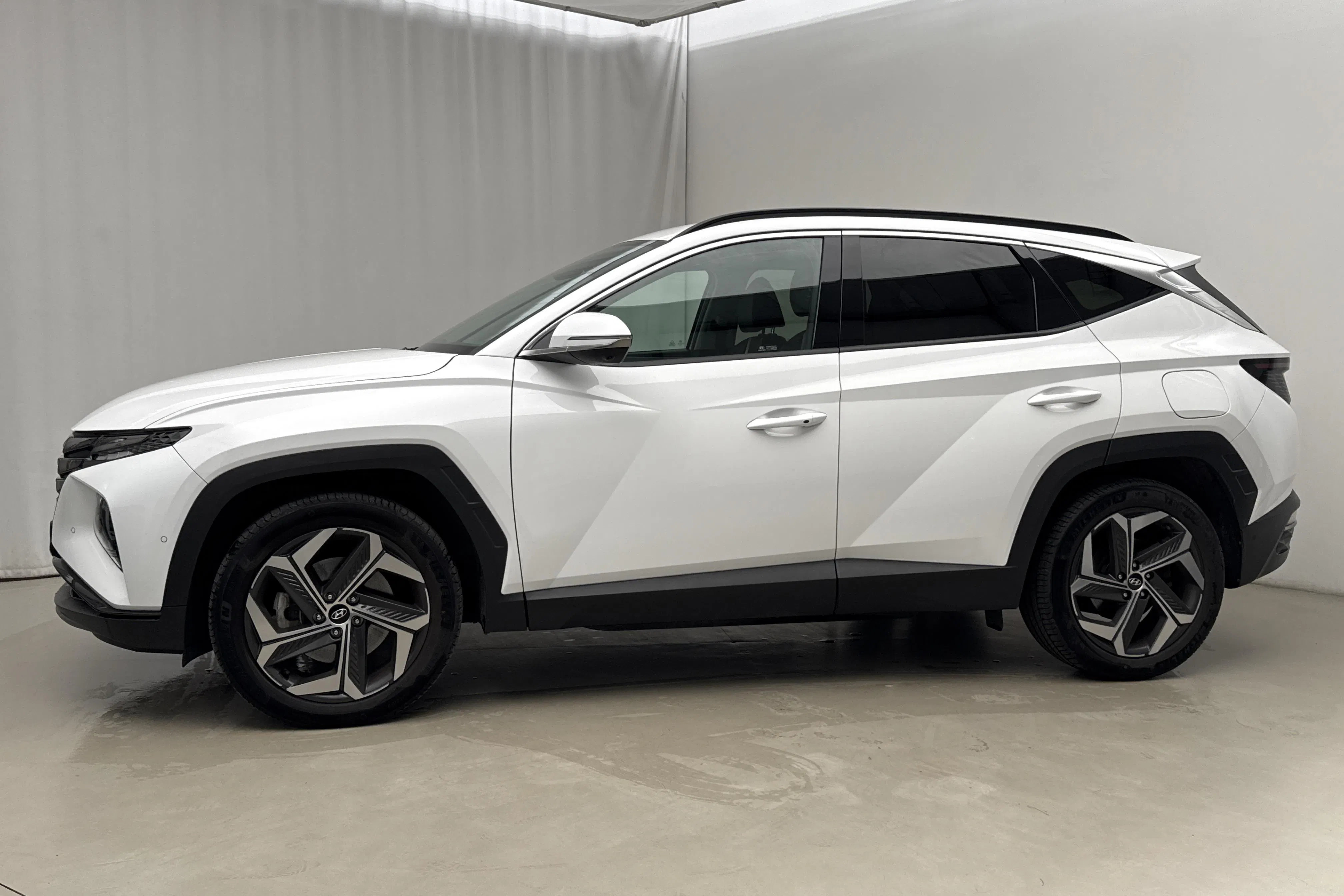 Presentationsfoto 2 av 21: Hyundai Tucson 1.6 GDI plug-in hybrid 4WD (265hk) - 5 219 mil - Automat - vit - 2022