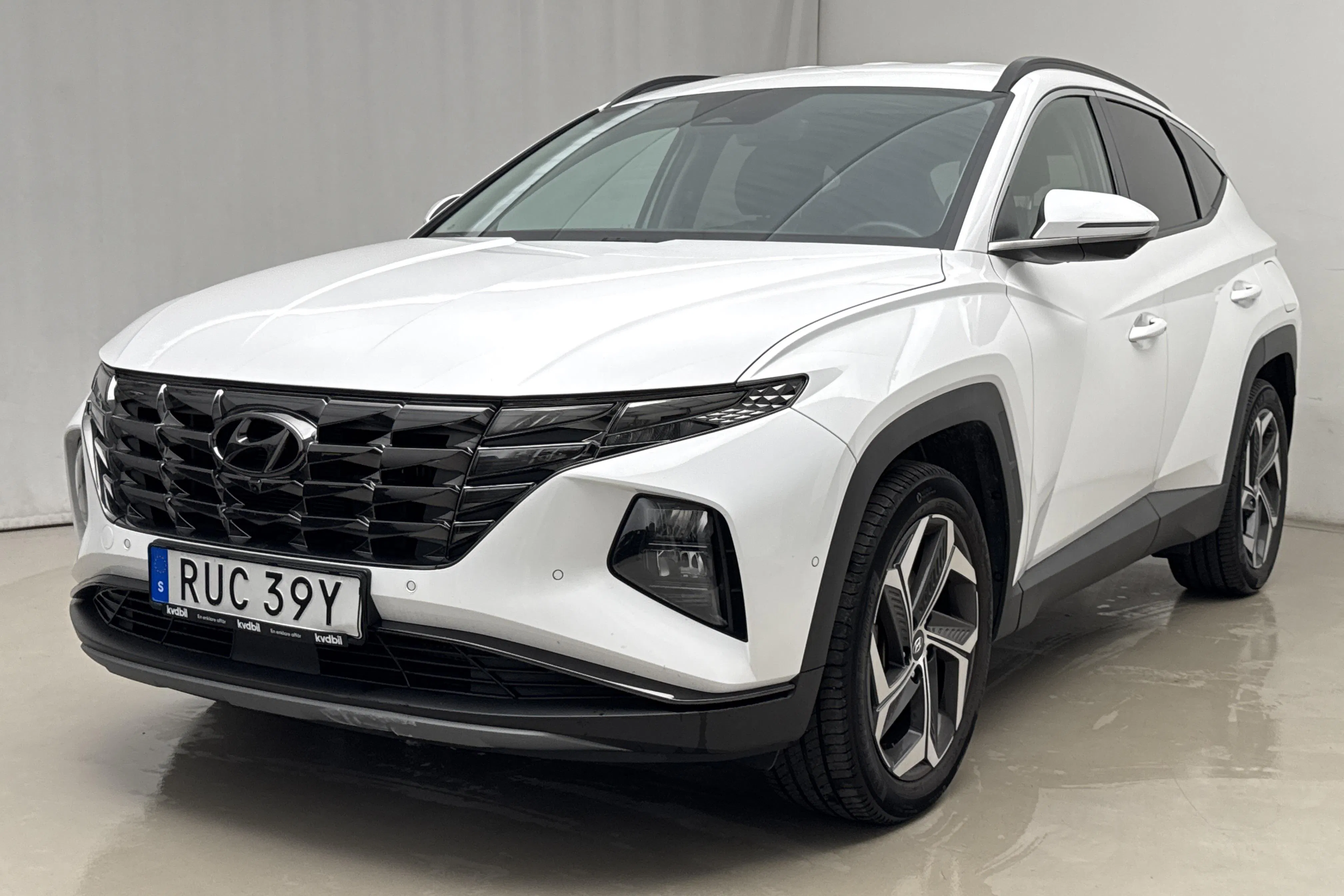 Presentationsfoto 1 av 21: Hyundai Tucson 1.6 GDI plug-in hybrid 4WD (265hk) - 5 219 mil - Automat - vit - 2022