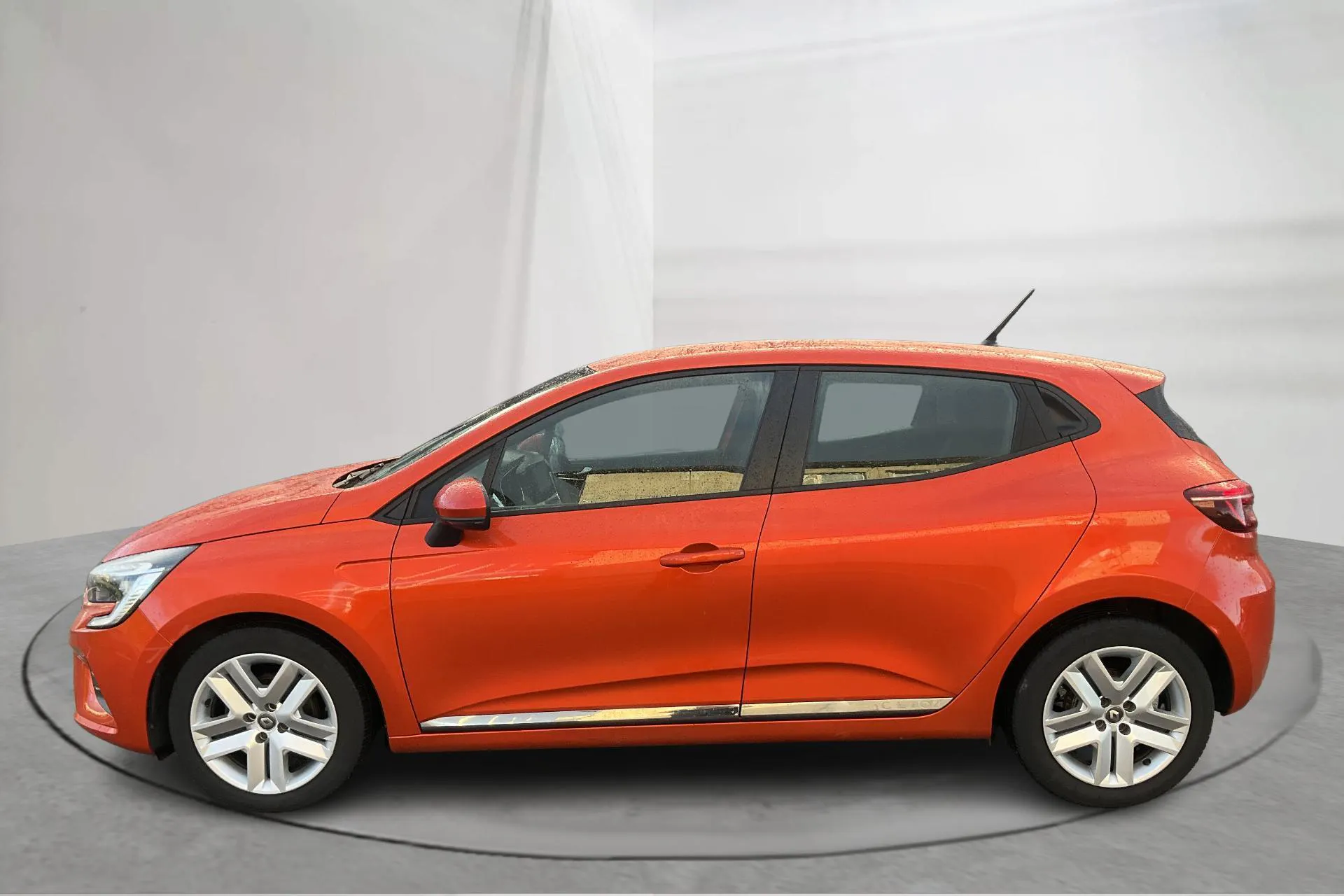 Presentationsfoto 2 av 14: Renault Clio V 1.0 TCe 5dr (90hk) - 7 535 mil - Manuell - orange - 2021