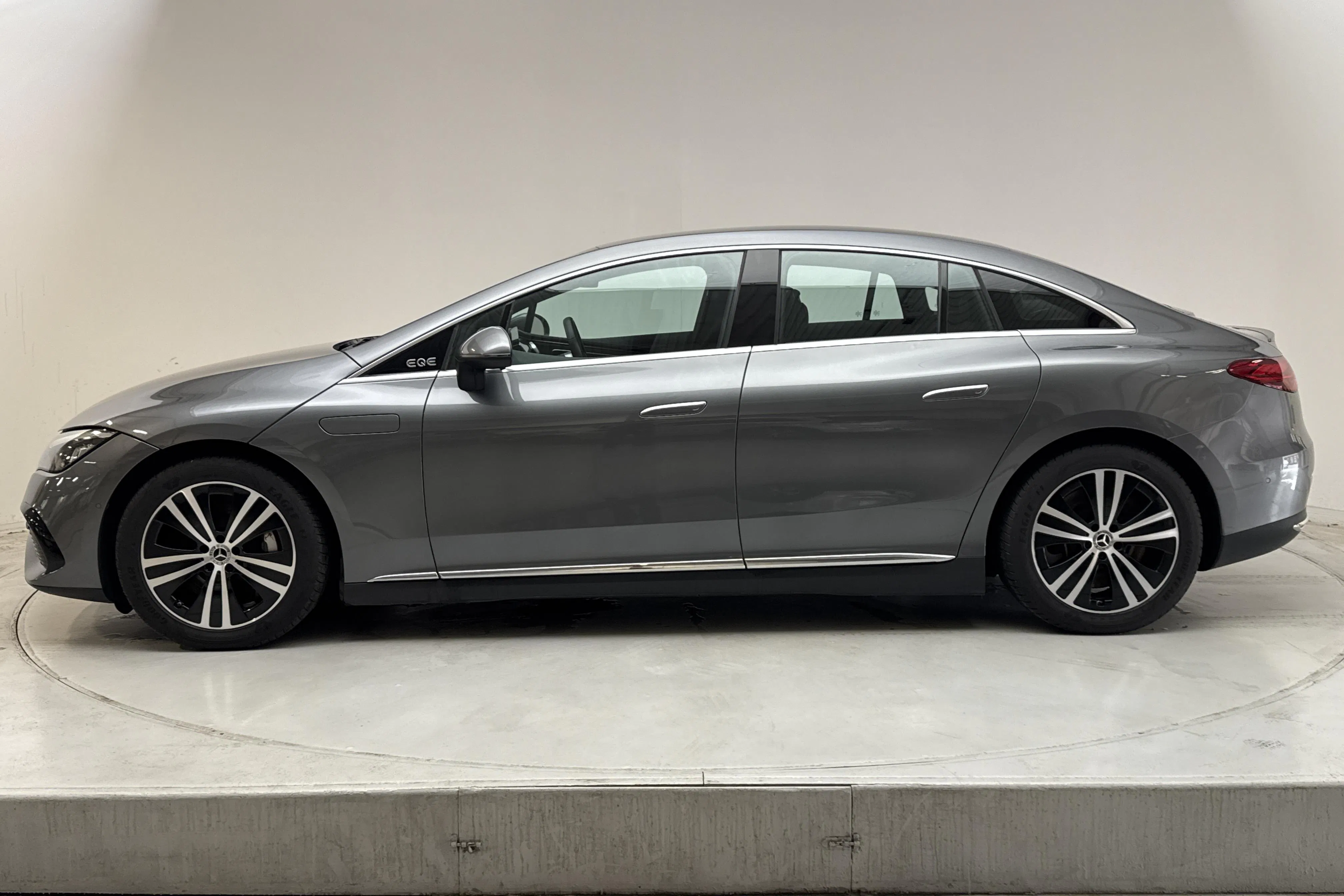 Presentationsfoto 2 av 17: Mercedes EQE 300 V295 (245hk) - 14 130 mil - Automat - grå - 2023