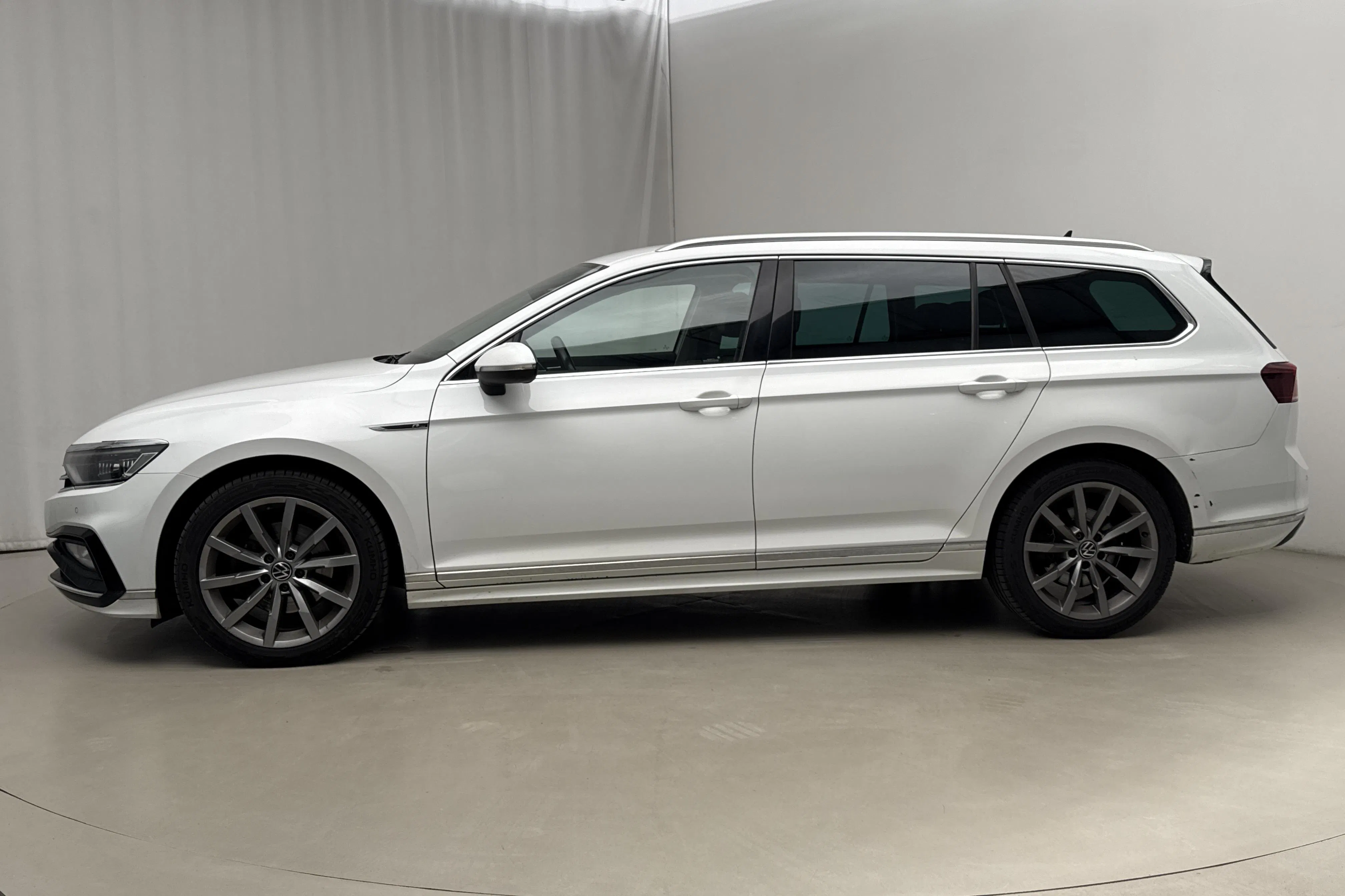 Presentation photo 2 of 20: VW Passat 2.0 TDI Sportscombi 4Motion (200hk) - 198 620 km - Automatic - white - 2022