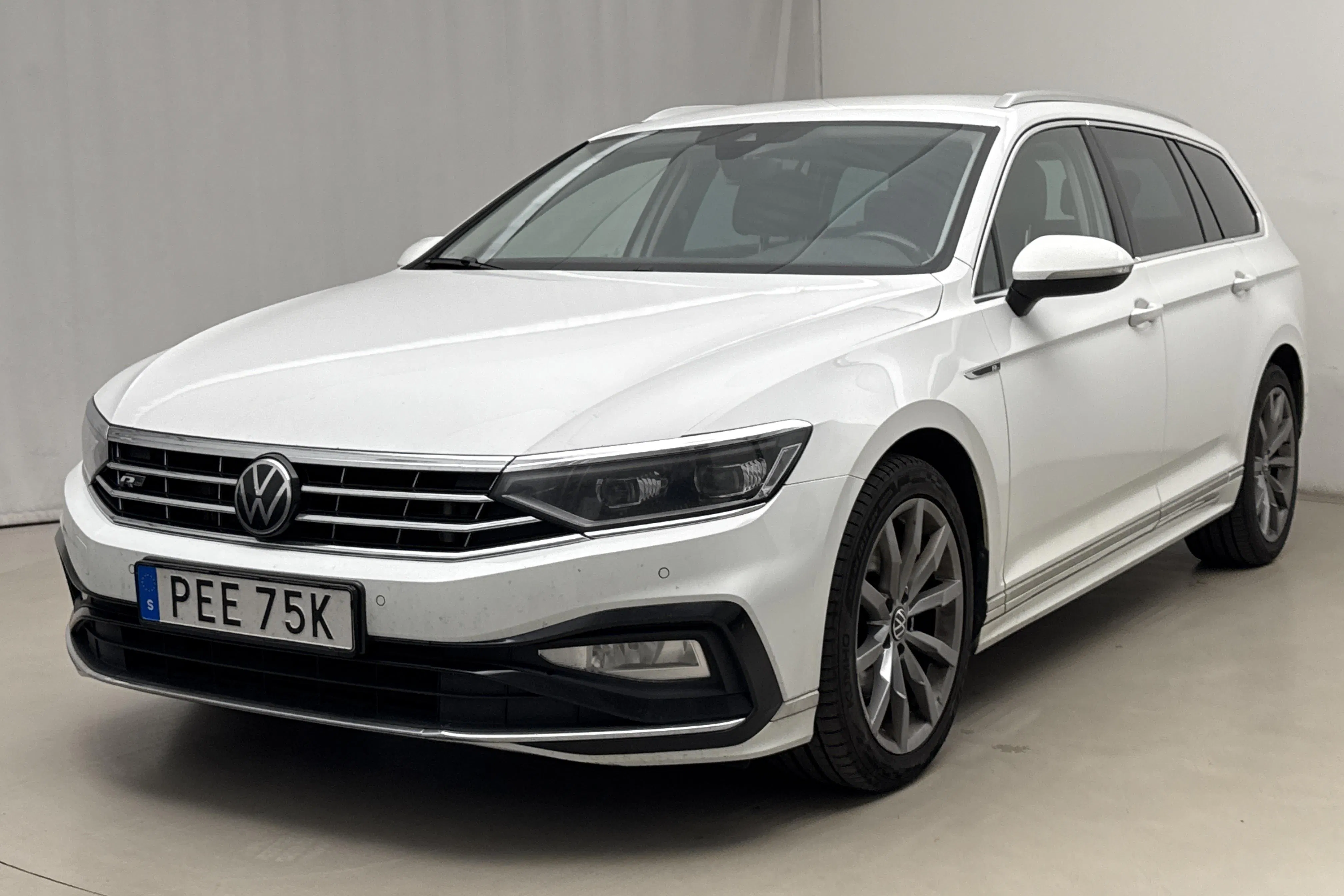 Presentation photo 1 of 20: VW Passat 2.0 TDI Sportscombi 4Motion (200hk) - 198 620 km - Automatic - white - 2022