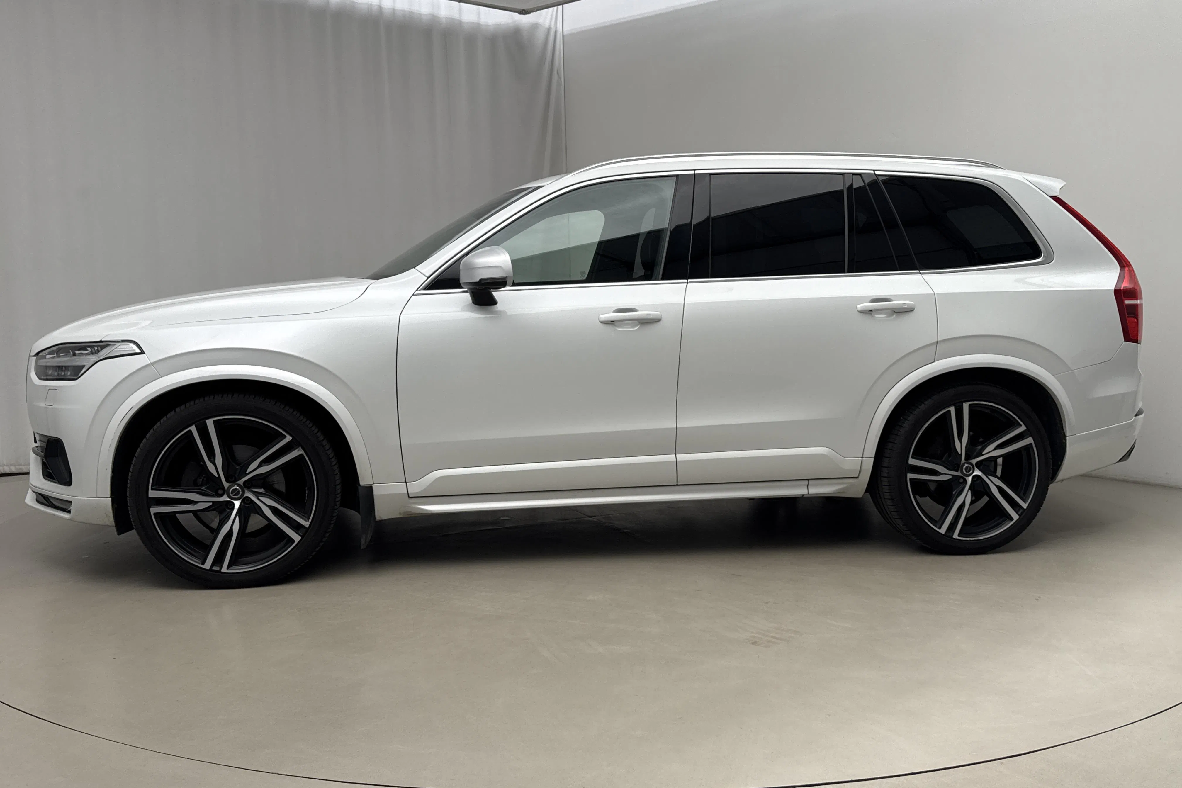 Presentationsfoto 2 av 28: Volvo XC90 D5 AWD (235hk) - 18 202 mil - Automat - vit - 2018