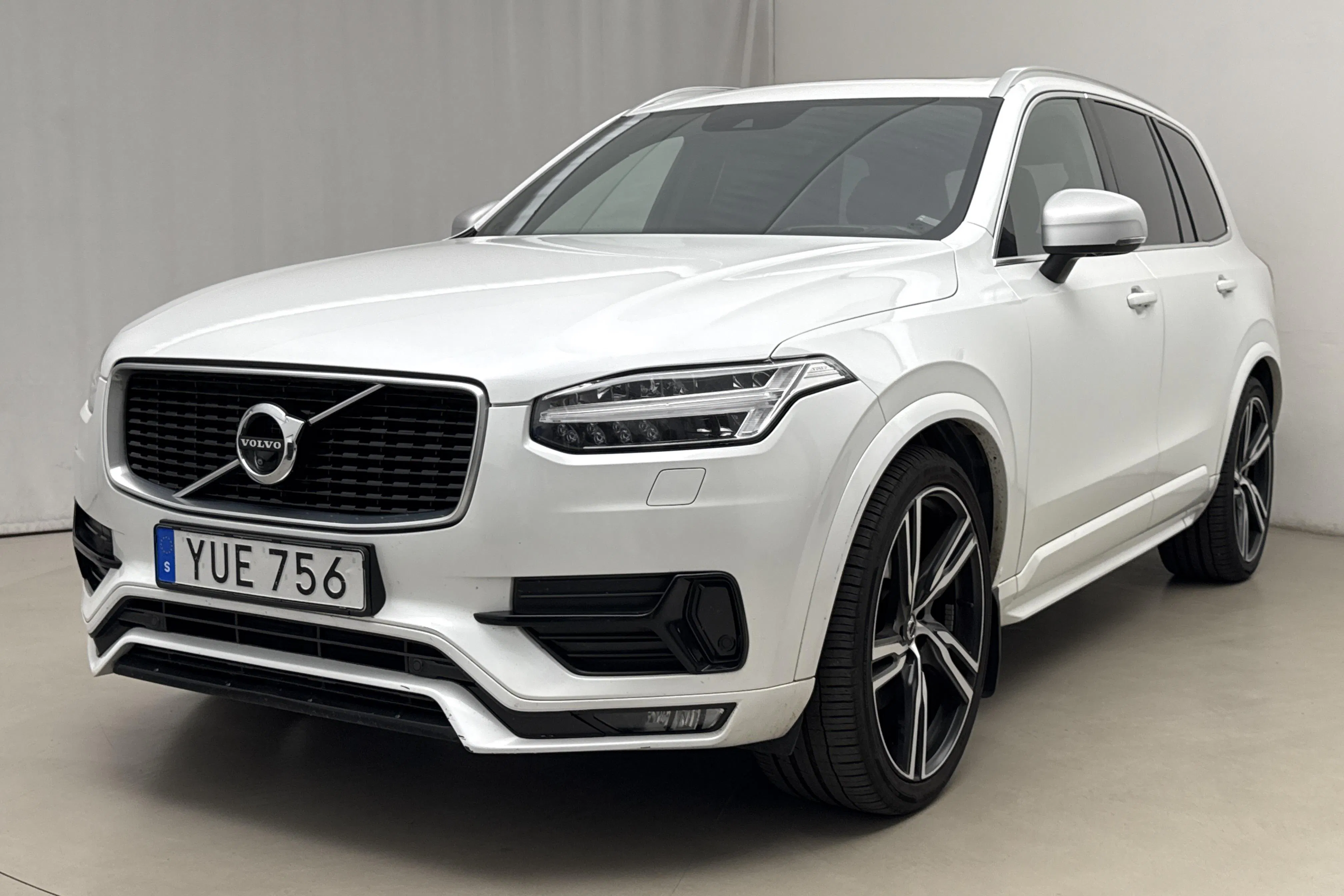 Presentationsfoto 1 av 28: Volvo XC90 D5 AWD (235hk) - 18 202 mil - Automat - vit - 2018