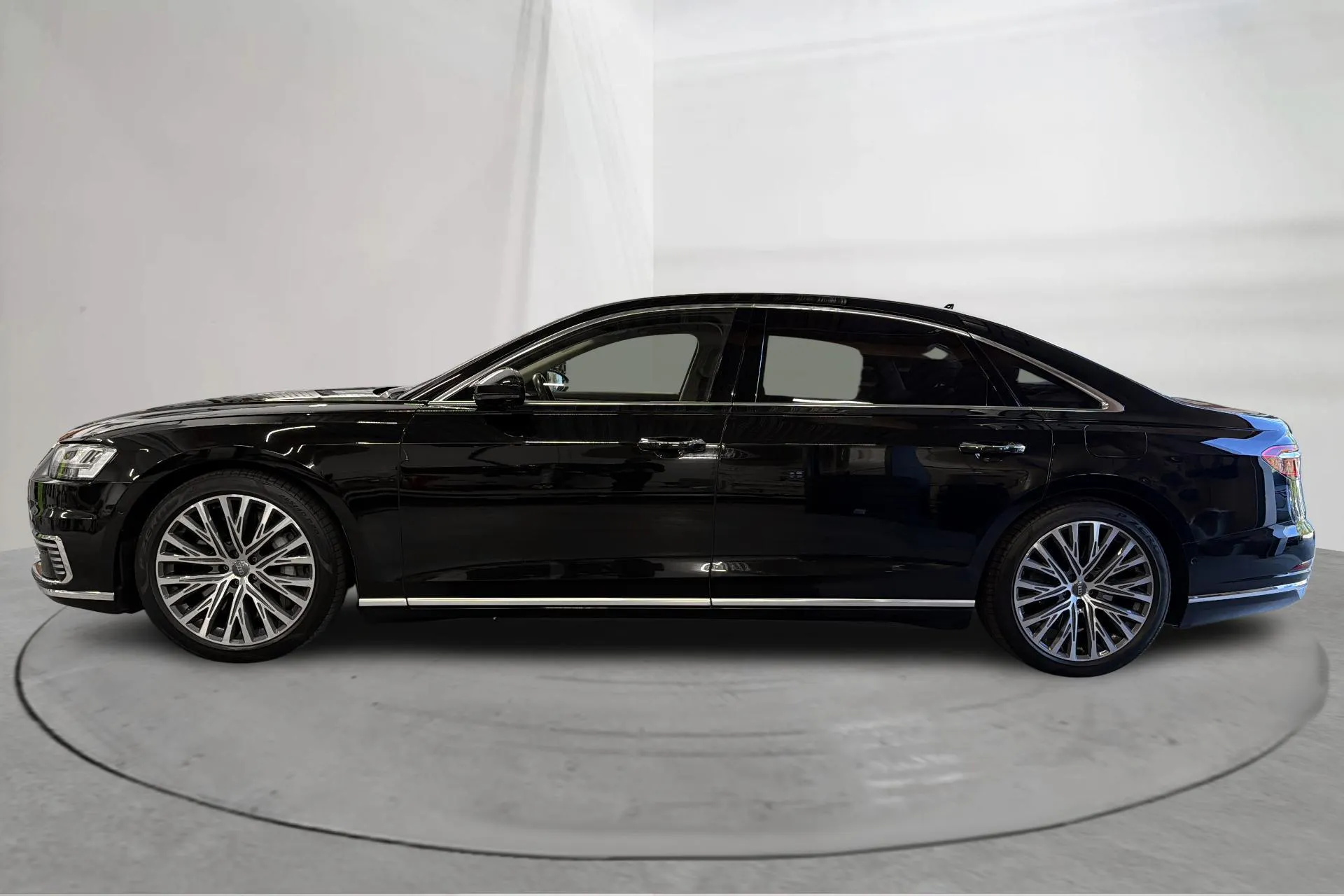 Presentationsfoto 2 av 18: Audi A8 60 TFSI e quattro (449hk) - 18 793 mil - Automat - svart - 2021