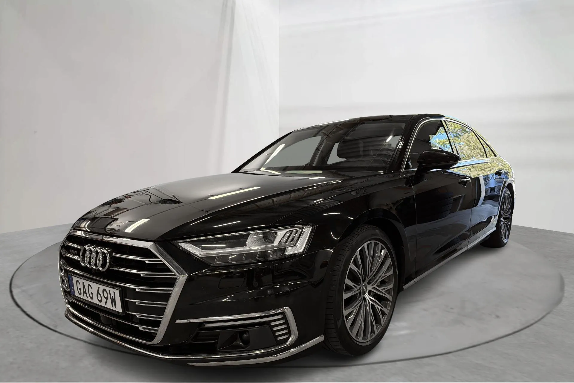 Presentationsfoto 1 av 18: Audi A8 60 TFSI e quattro (449hk) - 18 793 mil - Automat - svart - 2021