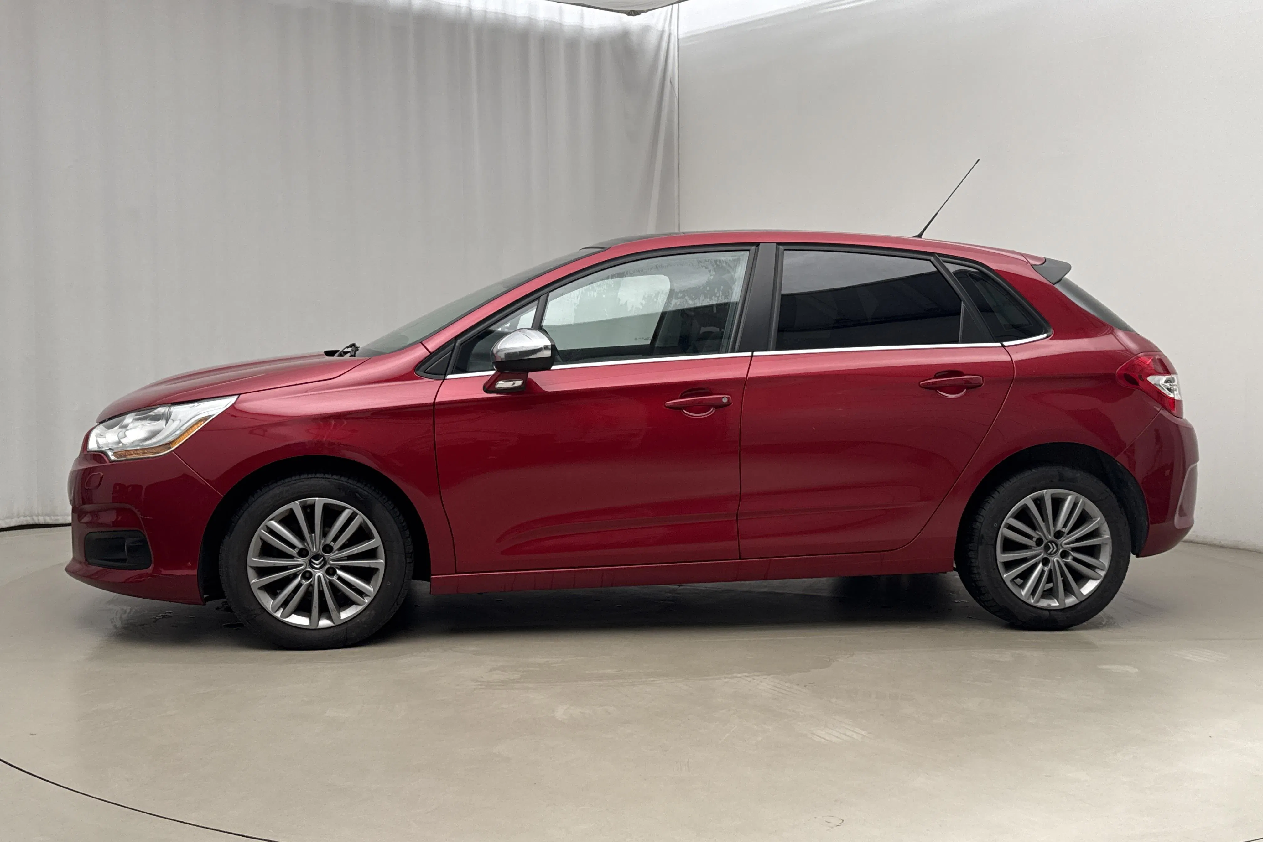 Presentation photo 2 of 17: Citroën C4 1.2 (130hk) - 111 150 km - Manual - red - 2014
