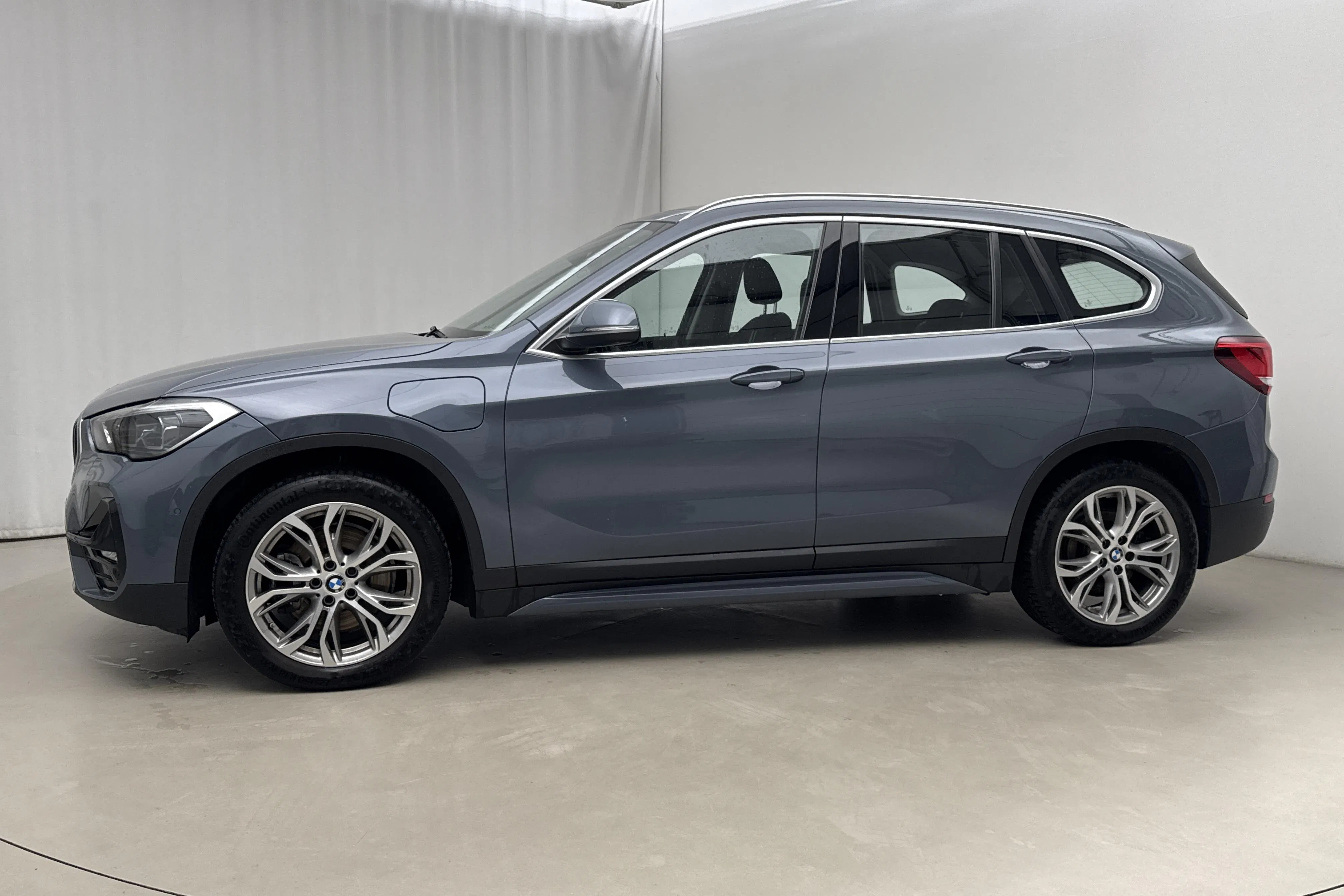Presentationsfoto 2 av 20: BMW X1 xDrive25e 9,7kWh LCI, F48 (220hk) - 3 679 mil - Automat - Mörkgrå - 2021