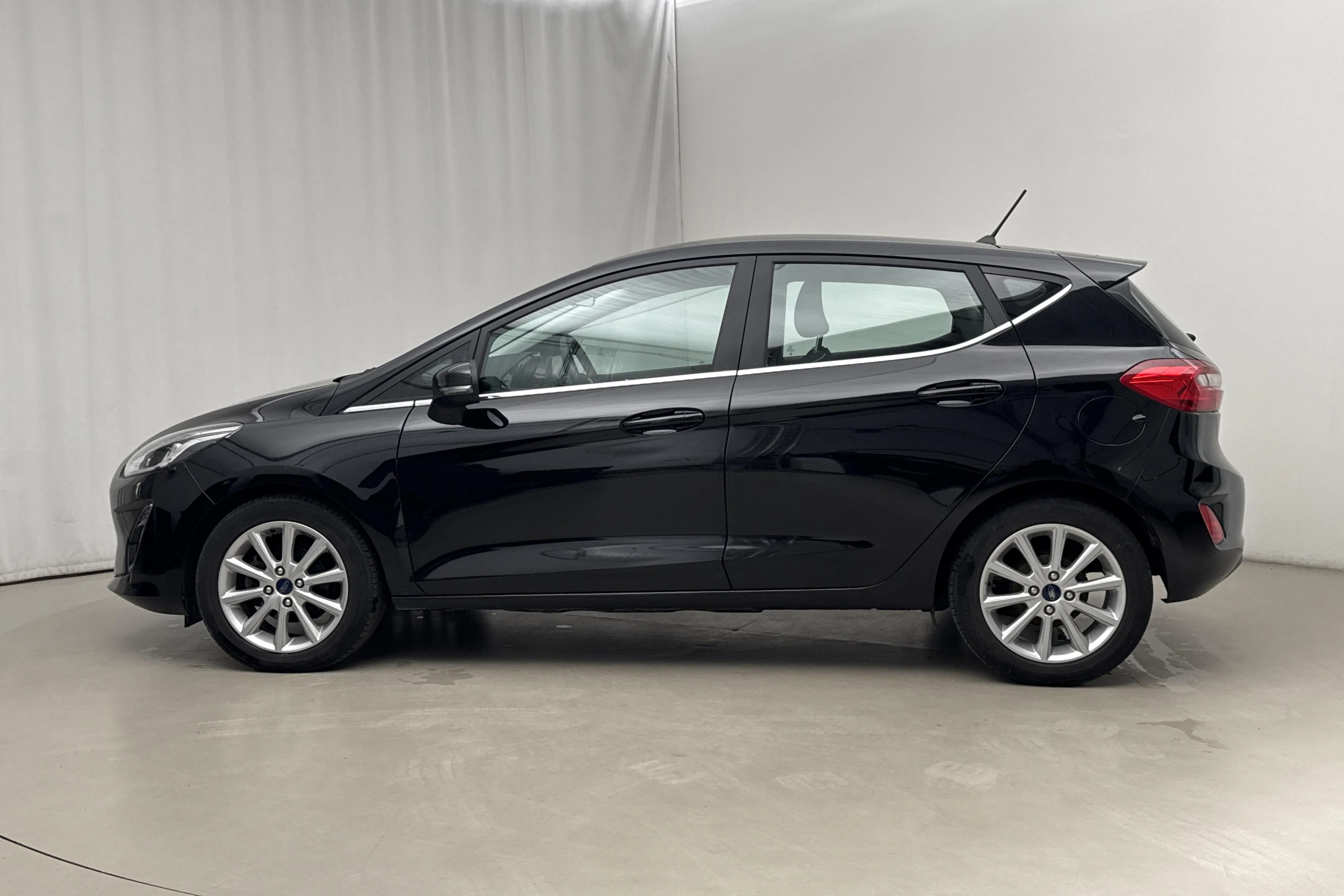 Presentation photo 2 of 15: Ford Fiesta 1.0T EcoBoost 5dr (100hk) - 5 127 Scandinavian mile - Automatic - black - 2019