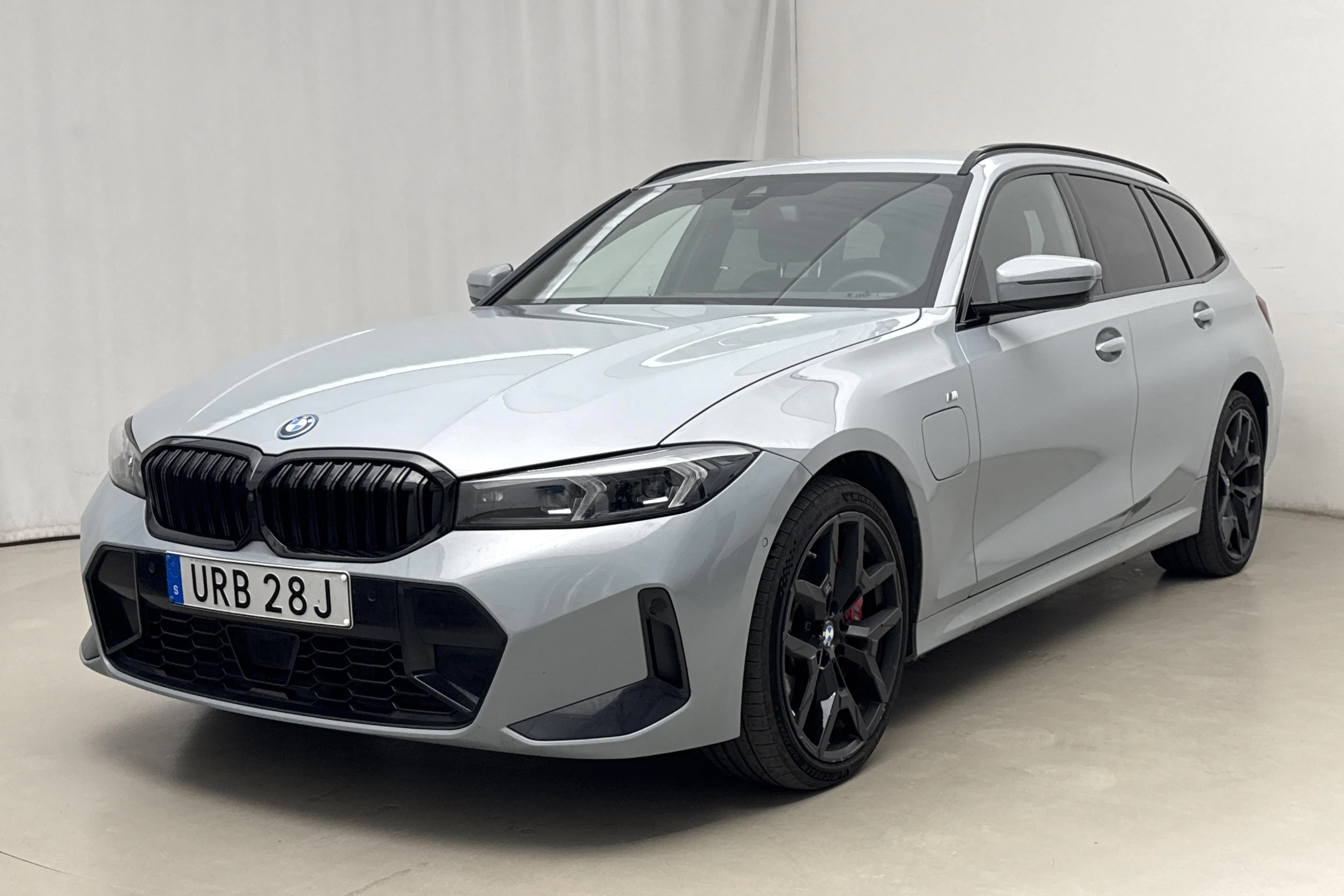 Presentation photo 1 of 25: BMW 330e xDrive Touring LCI, G21 (292hk) - 66 500 km - Automatic - gray - 2026