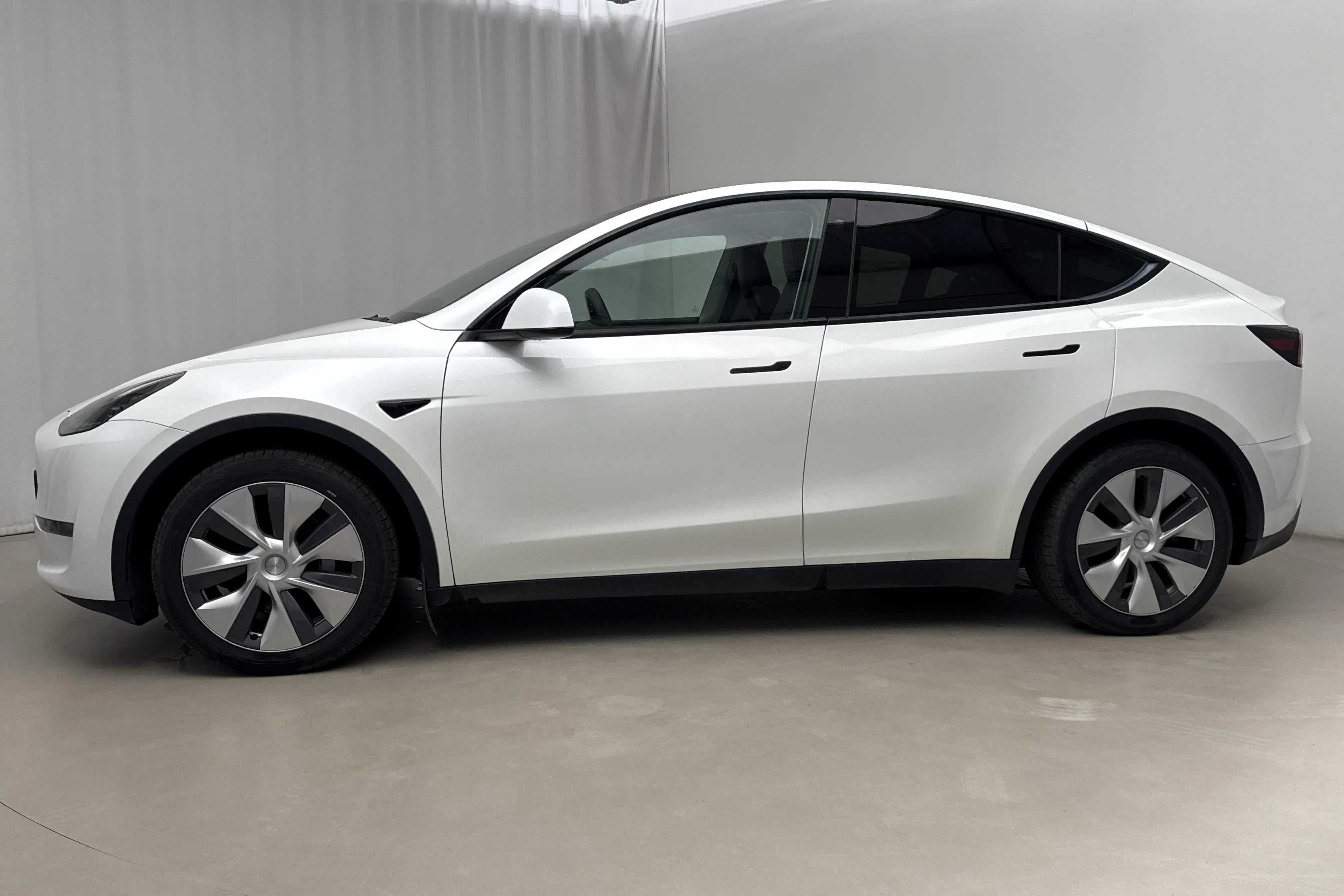 Presentationsfoto 2 av 25: Tesla Model Y Long Range Dual Motor AWD - 13 225 mil - Automat - vit - 2023