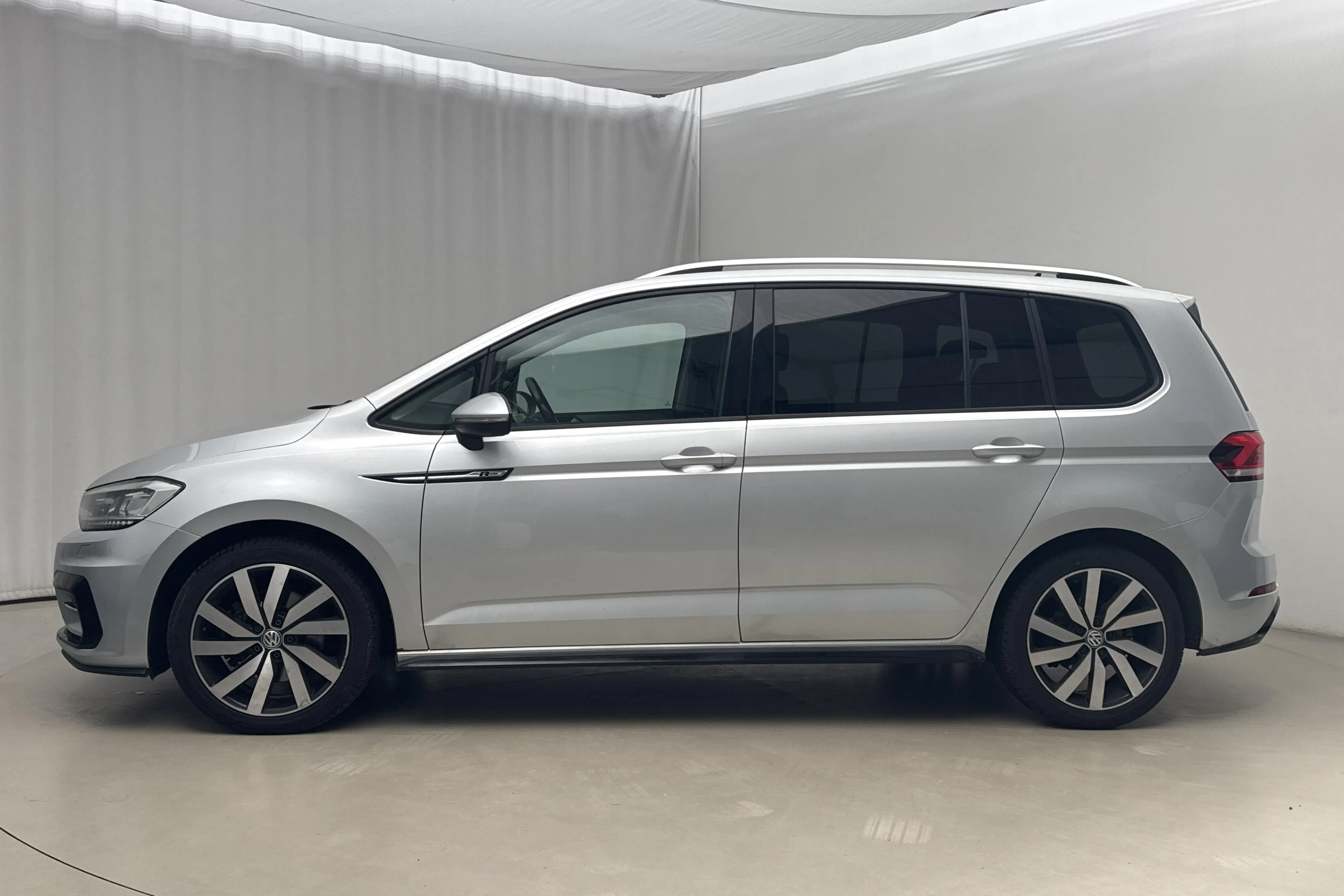 Presentation photo 2 of 19: VW Touran 2.0 TDI (150hk) - 320 000 km - Automatic - silver - 2020