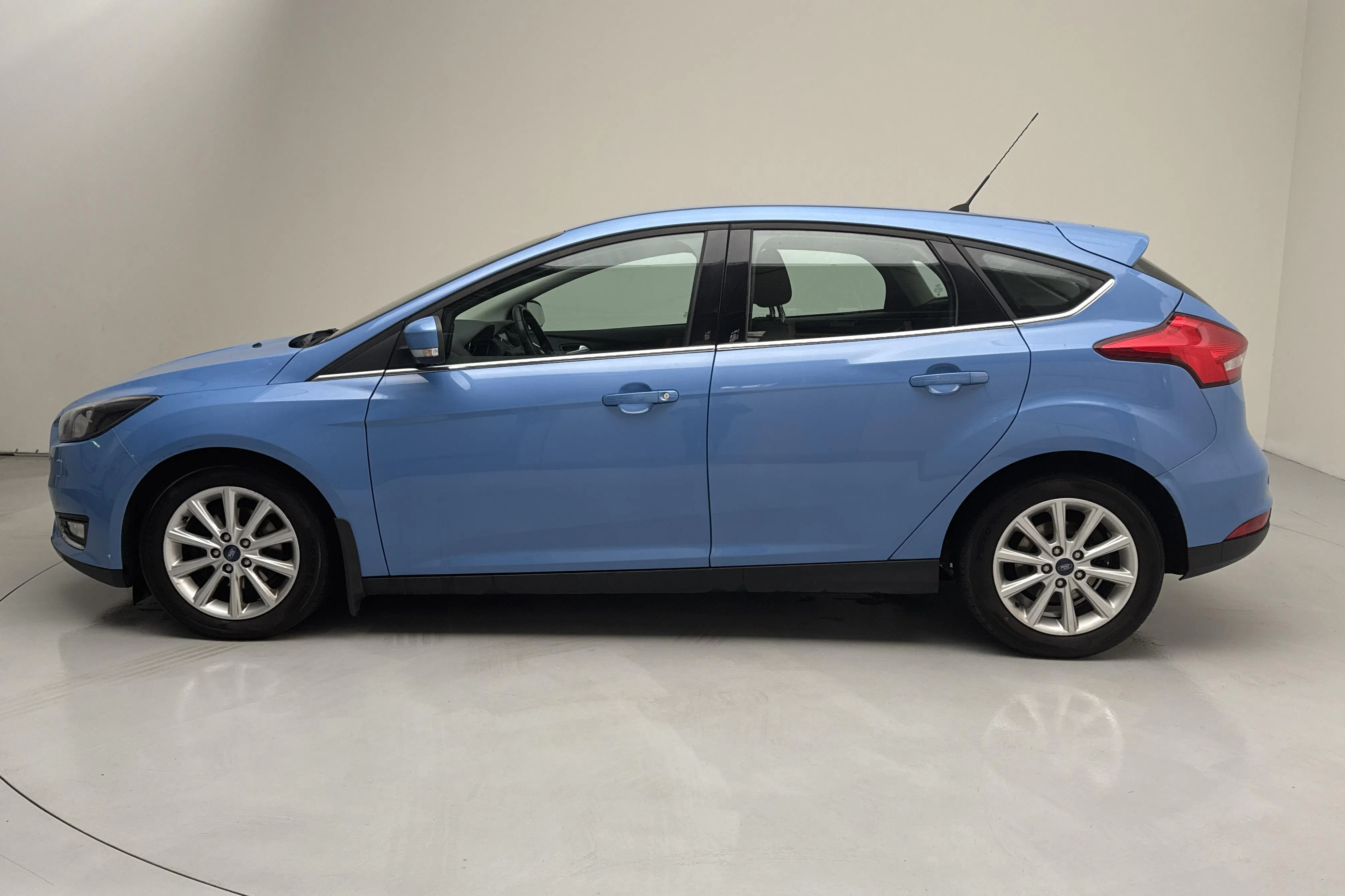 Presentation photo 2 of 13: Ford Focus 1.0 EcoBoost 5dr (125hk) - 205 950 km - Manual - blue - 2016
