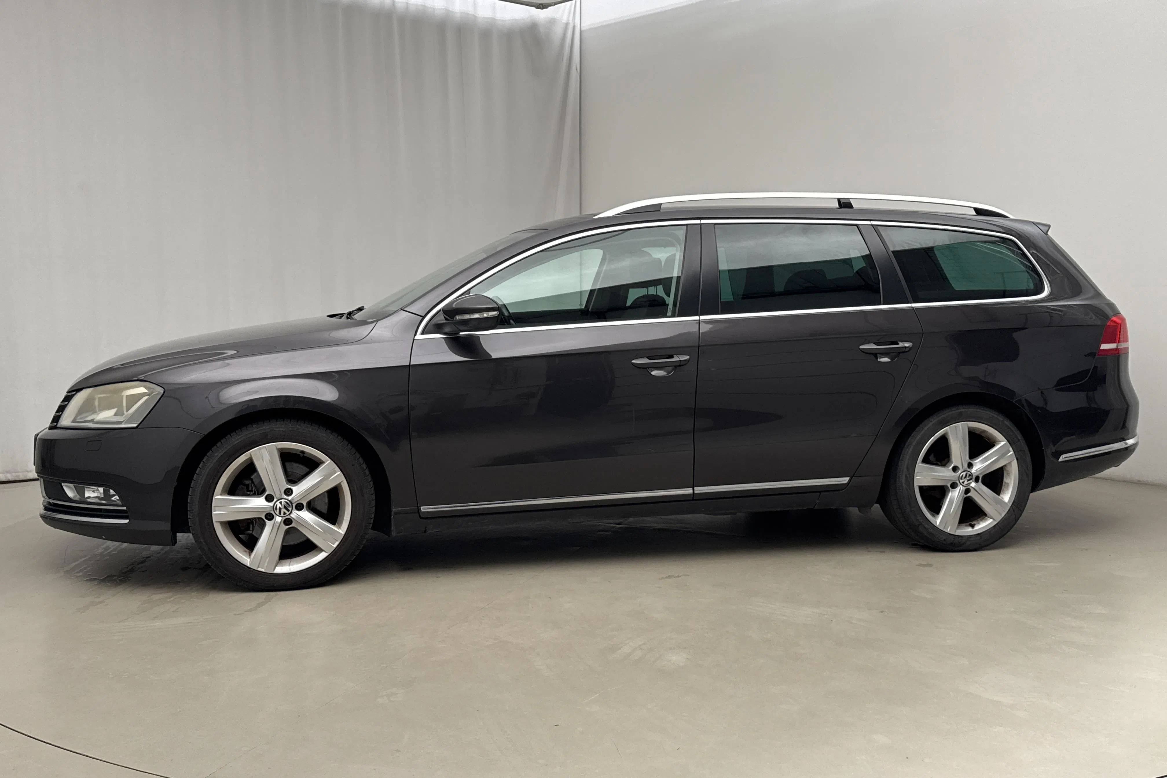 Presentationsfoto 2 av 18: VW Passat 2.0 TDI BlueMotion Technology Variant 4Motion (170hk) - 19 280 mil - Automat - Mörkbrun - 2012