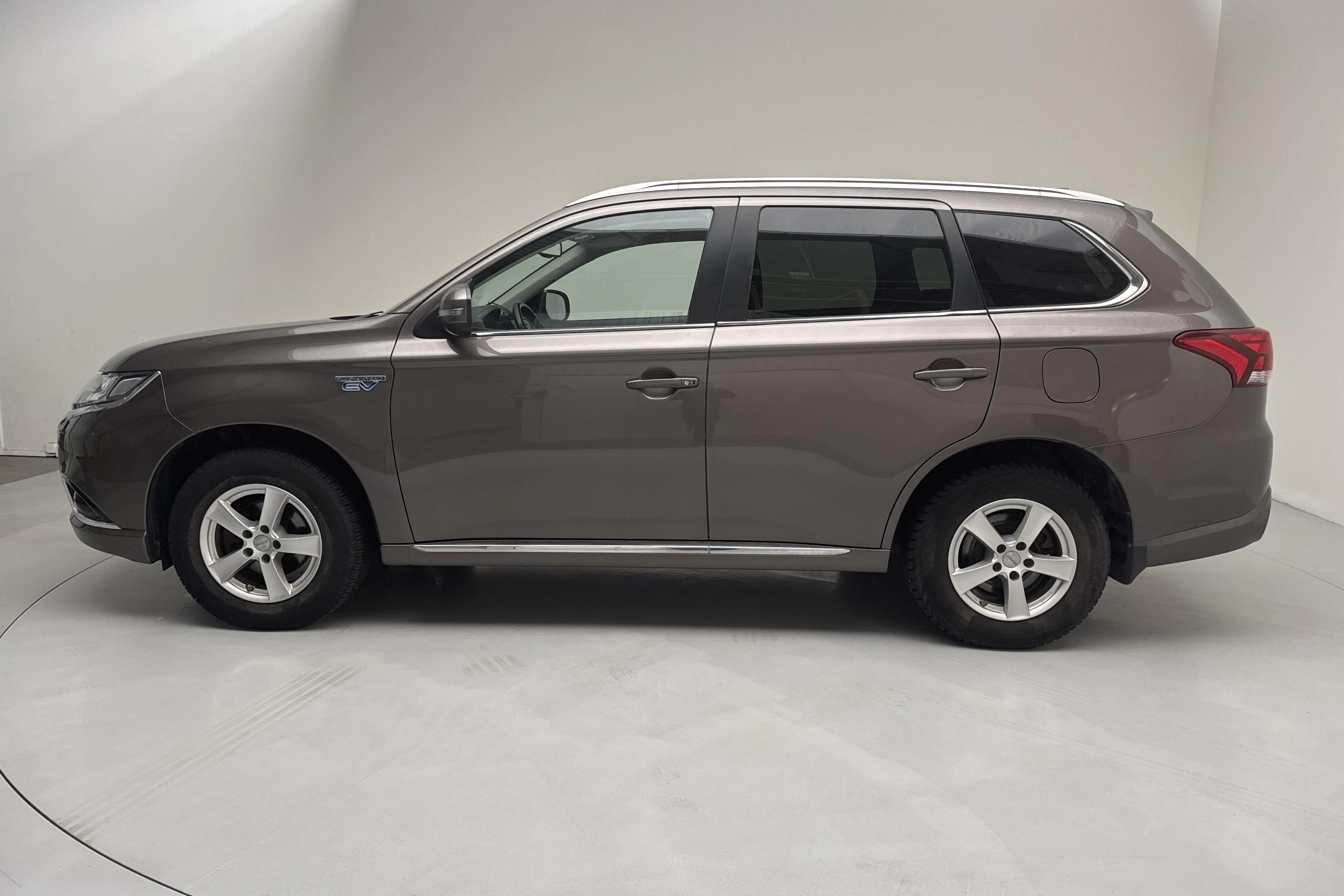 Presentationsfoto 2 av 14: Mitsubishi Outlander 2.0 Plug-in Hybrid 4WD (203hk) - 21 535 mil - Automat - brun - 2016