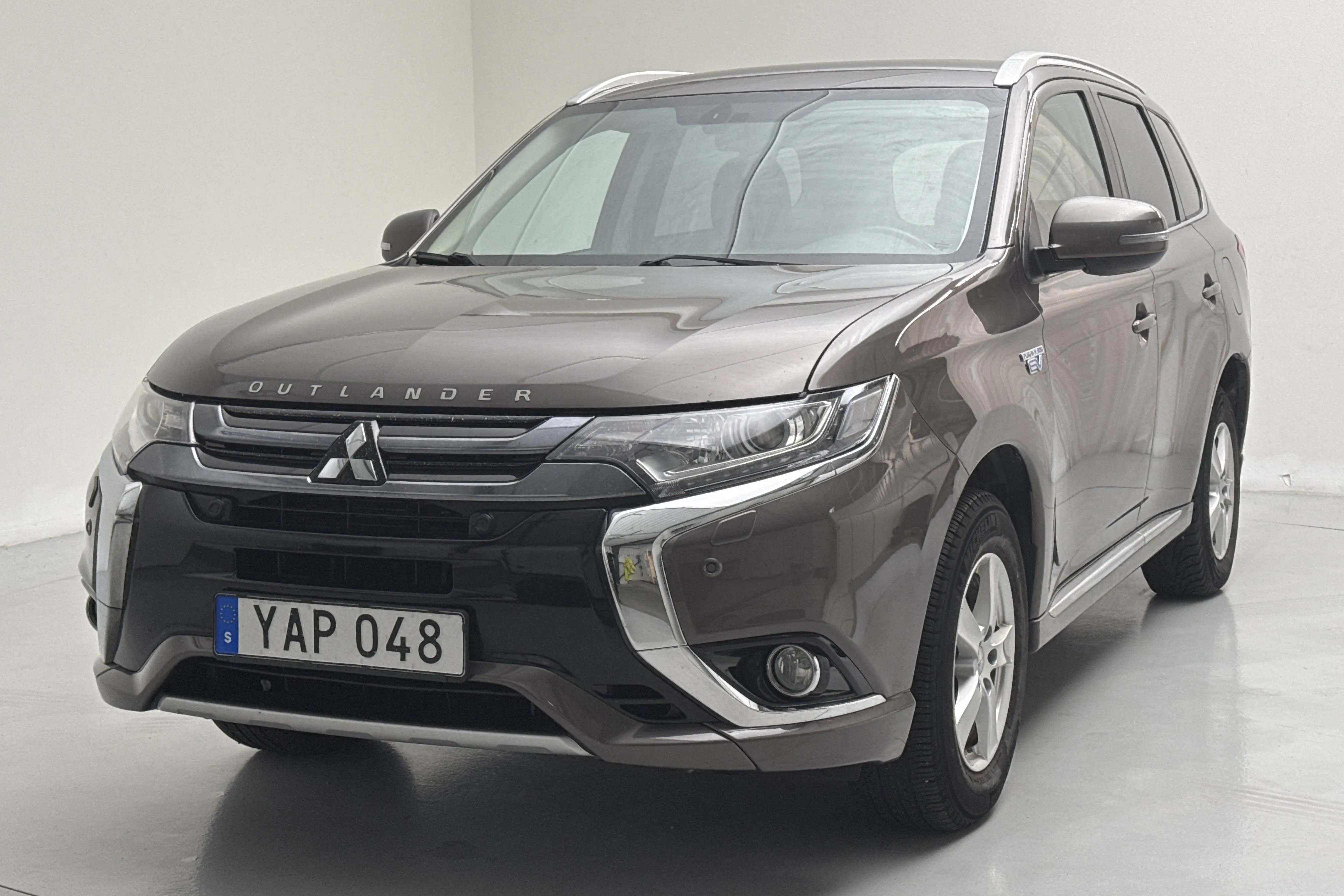 Presentationsfoto 1 av 14: Mitsubishi Outlander 2.0 Plug-in Hybrid 4WD (203hk) - 21 535 mil - Automat - brun - 2016