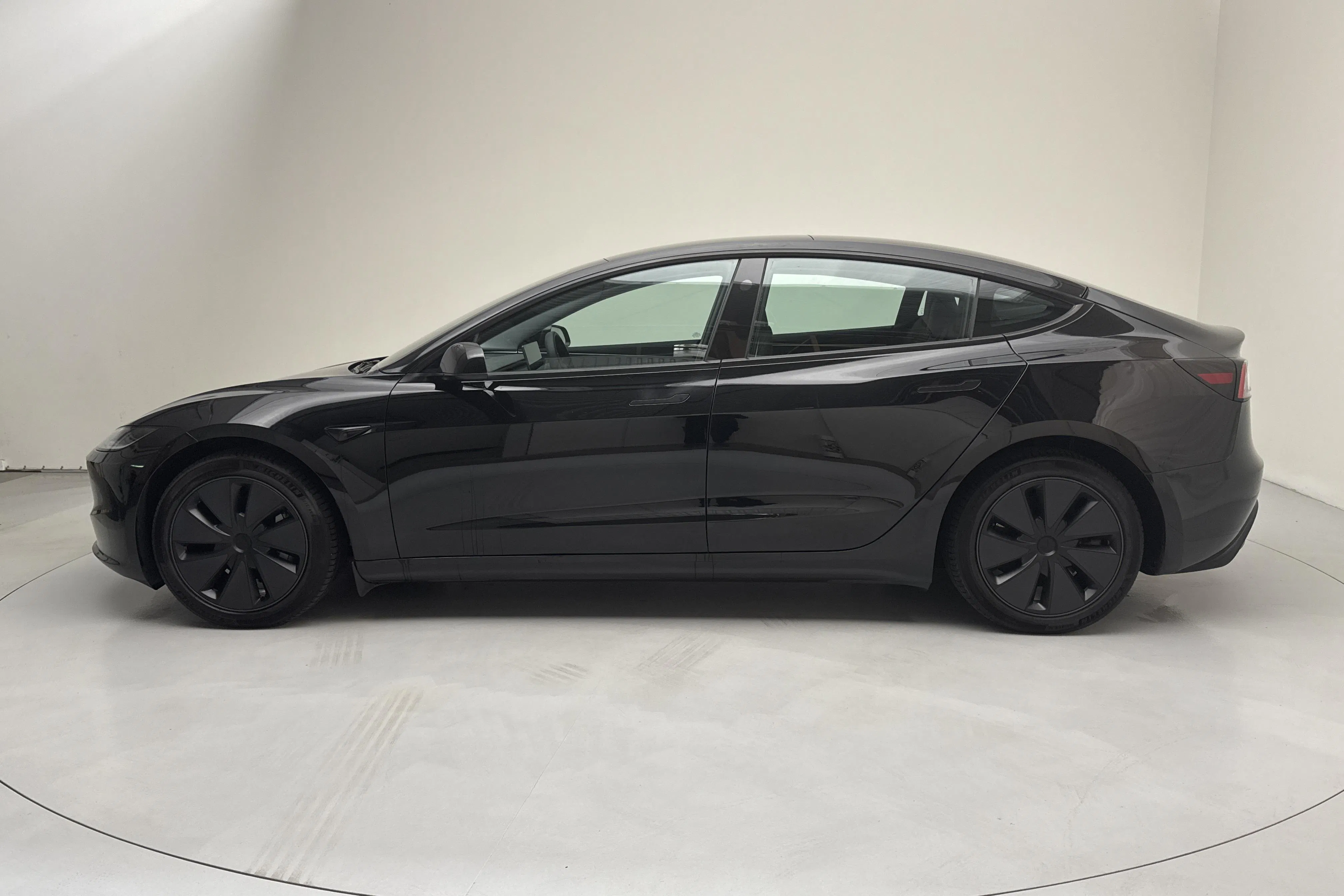 Presentationsfoto 2 av 19: Tesla Model 3 Standard Range RWD - 7 411 mil - Automat - svart - 2024
