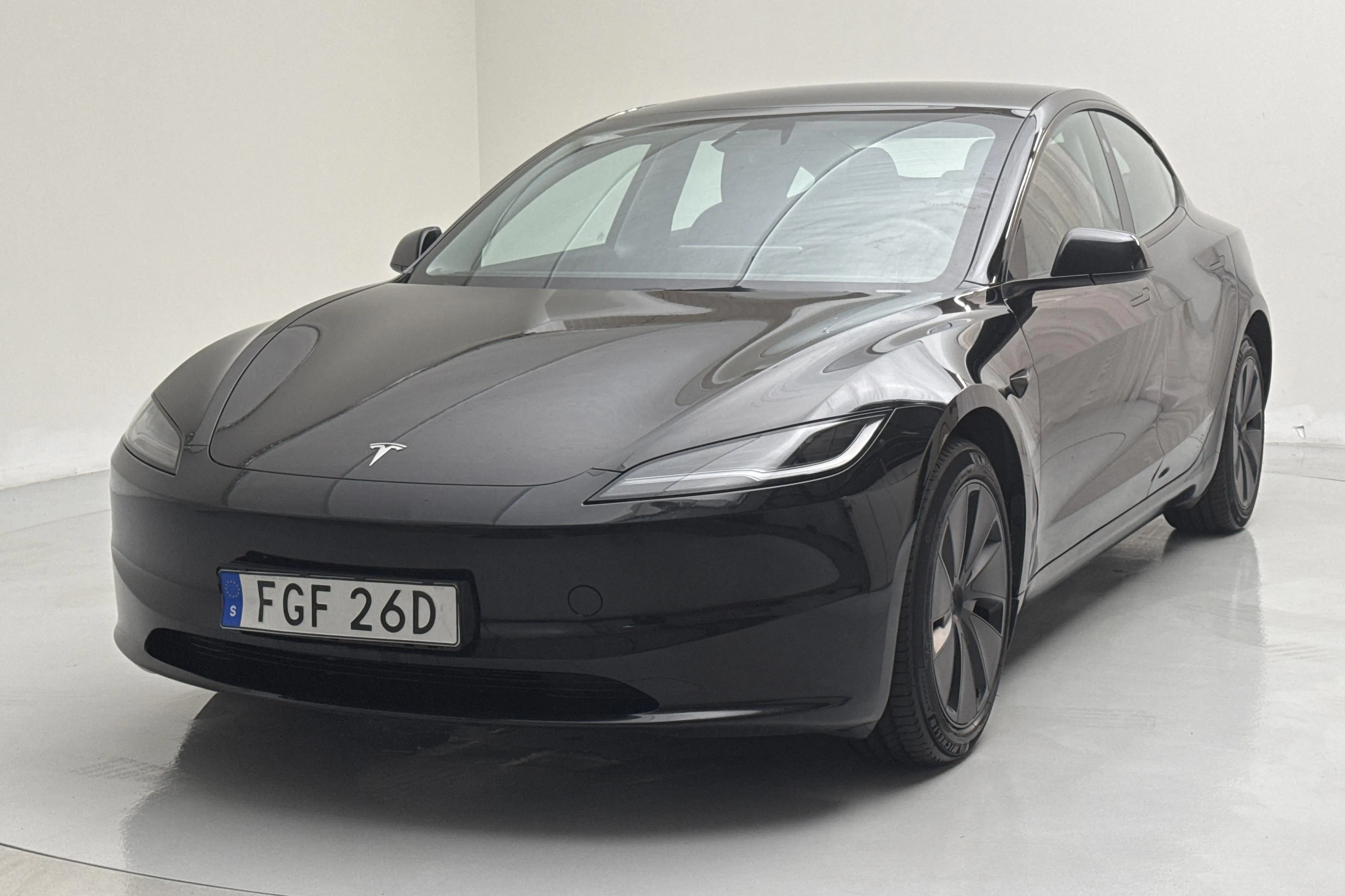 Presentationsfoto 1 av 19: Tesla Model 3 Standard Range RWD - 7 411 mil - Automat - svart - 2024