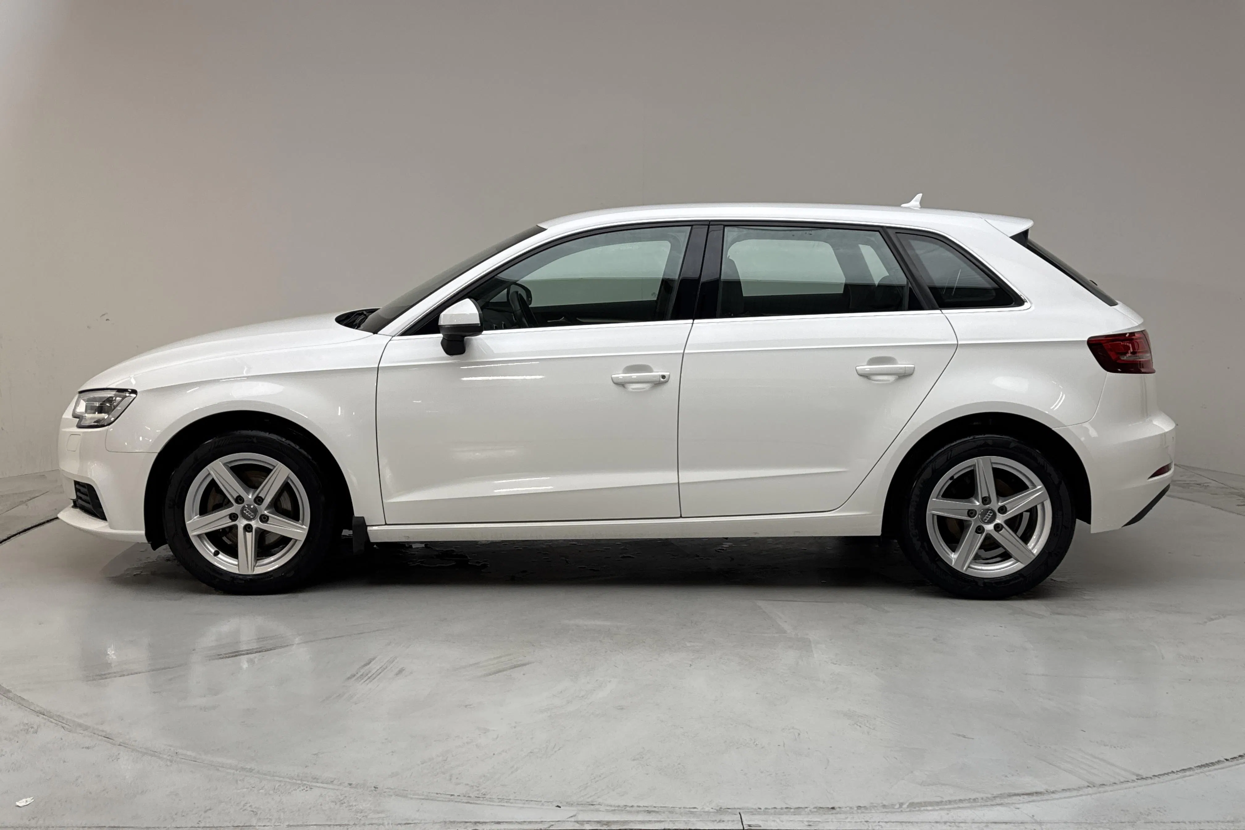 Presentationsfoto 2 av 11: Audi A3 1.0 TFSI Sportback (116hk) - 8 274 mil - Manuell - vit - 2017