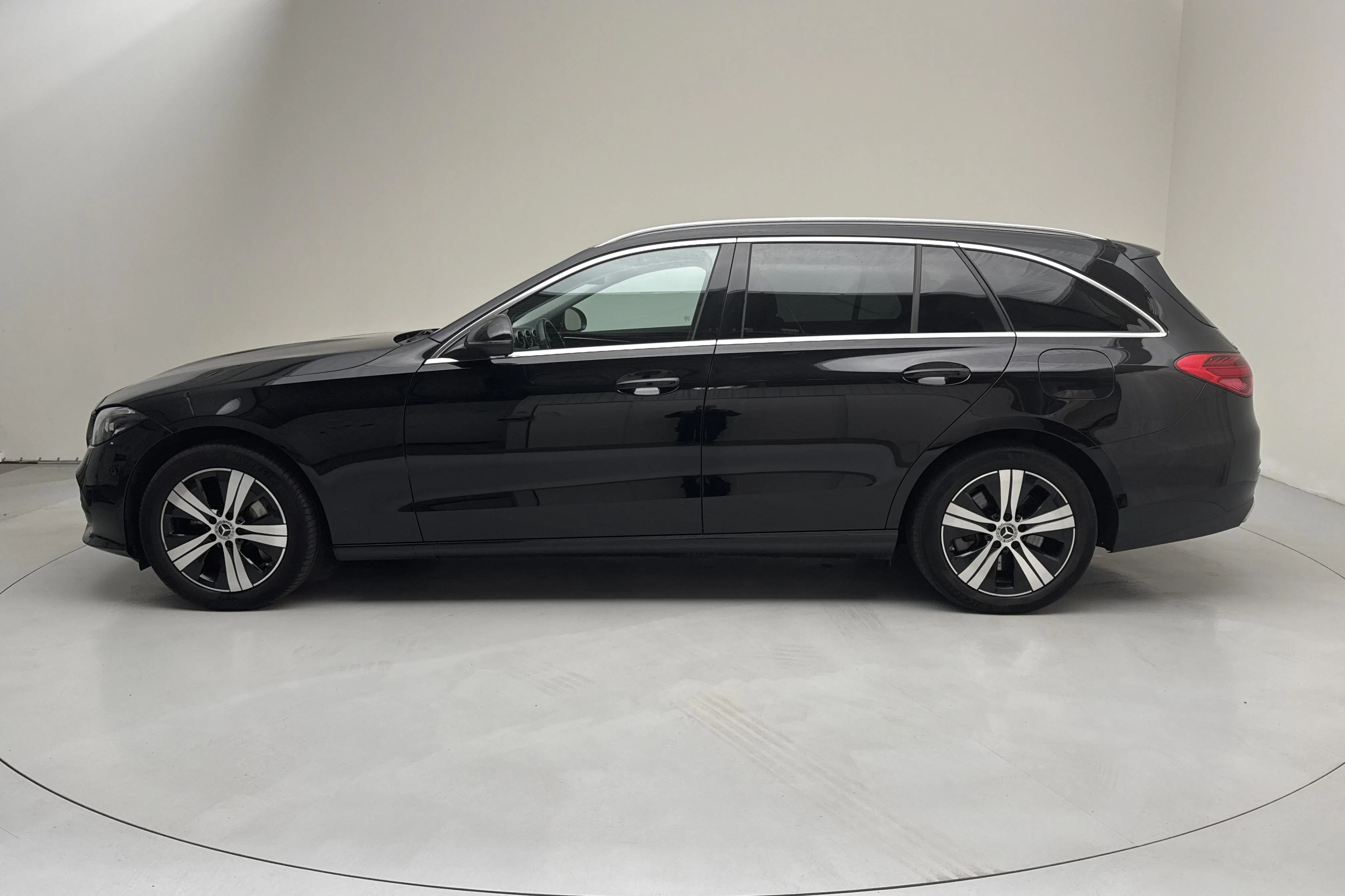 Presentation photo 2 of 17: Mercedes C 300 e Kombi S206 (333hk) - 73 950 km - Automatic - black - 2023