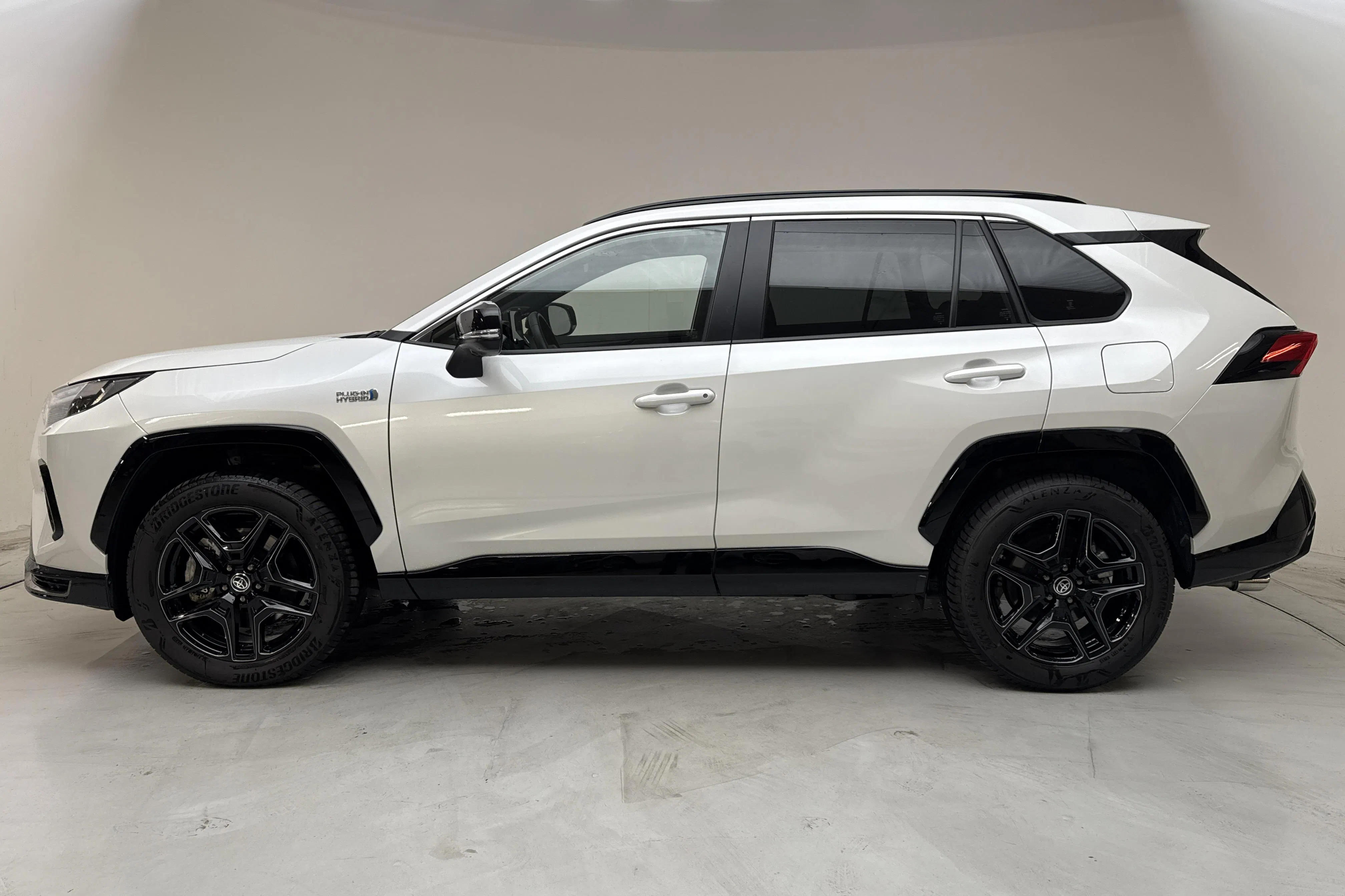 Presentationsfoto 2 av 17: Toyota RAV4 2.5 Plug-in Hybrid AWDi (306hk) - 1 302 mil - Automat - vit - 2024