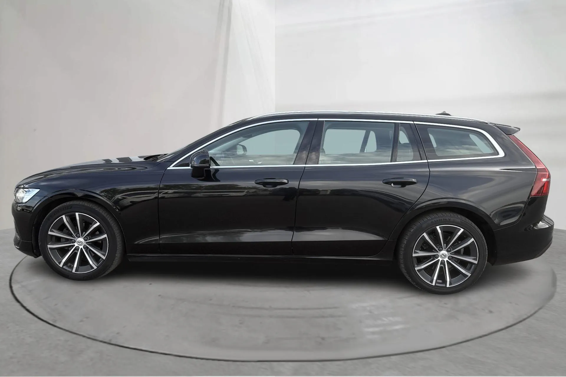 Presentation photo 2 of 19: Volvo V60 B4 Mildhybrid, Diesel (197hk) - 240 180 km - Automatic - black - 2021