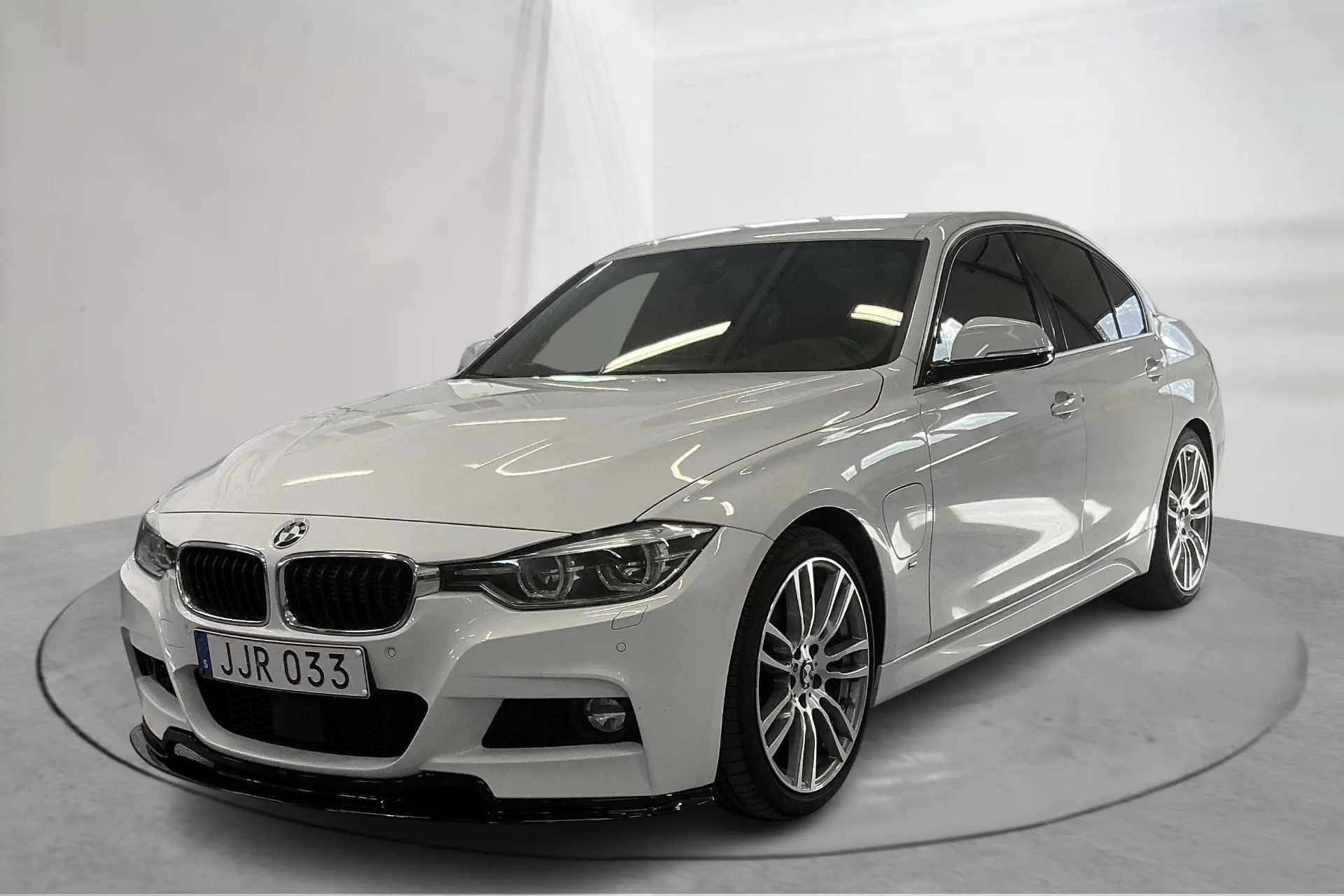 Presentationsfoto 1 av 17: BMW 330e Sedan, F30 (252hk) - 13 702 mil - Automat - vit - 2018