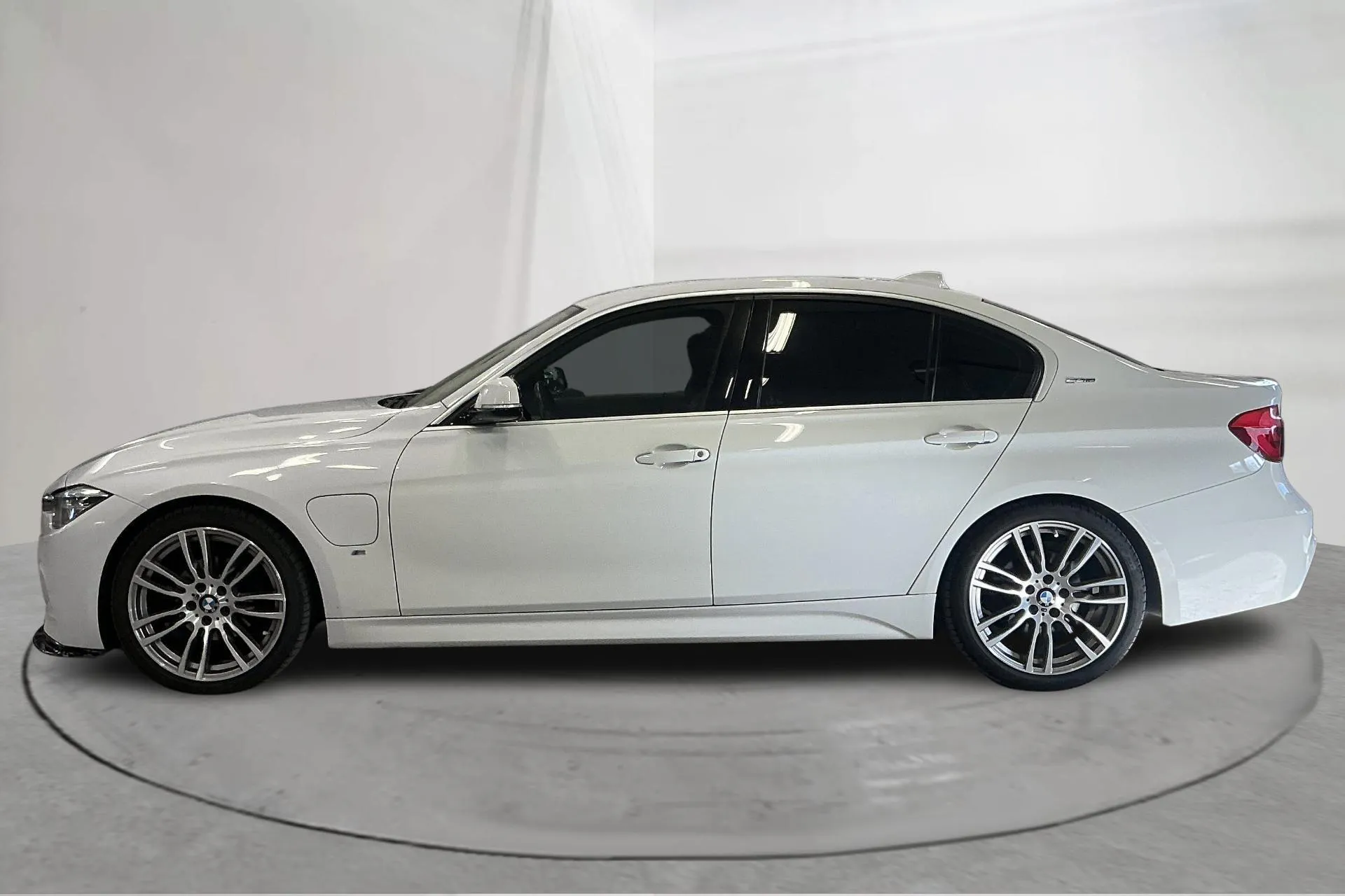 Presentationsfoto 2 av 17: BMW 330e Sedan, F30 (252hk) - 13 702 mil - Automat - vit - 2018
