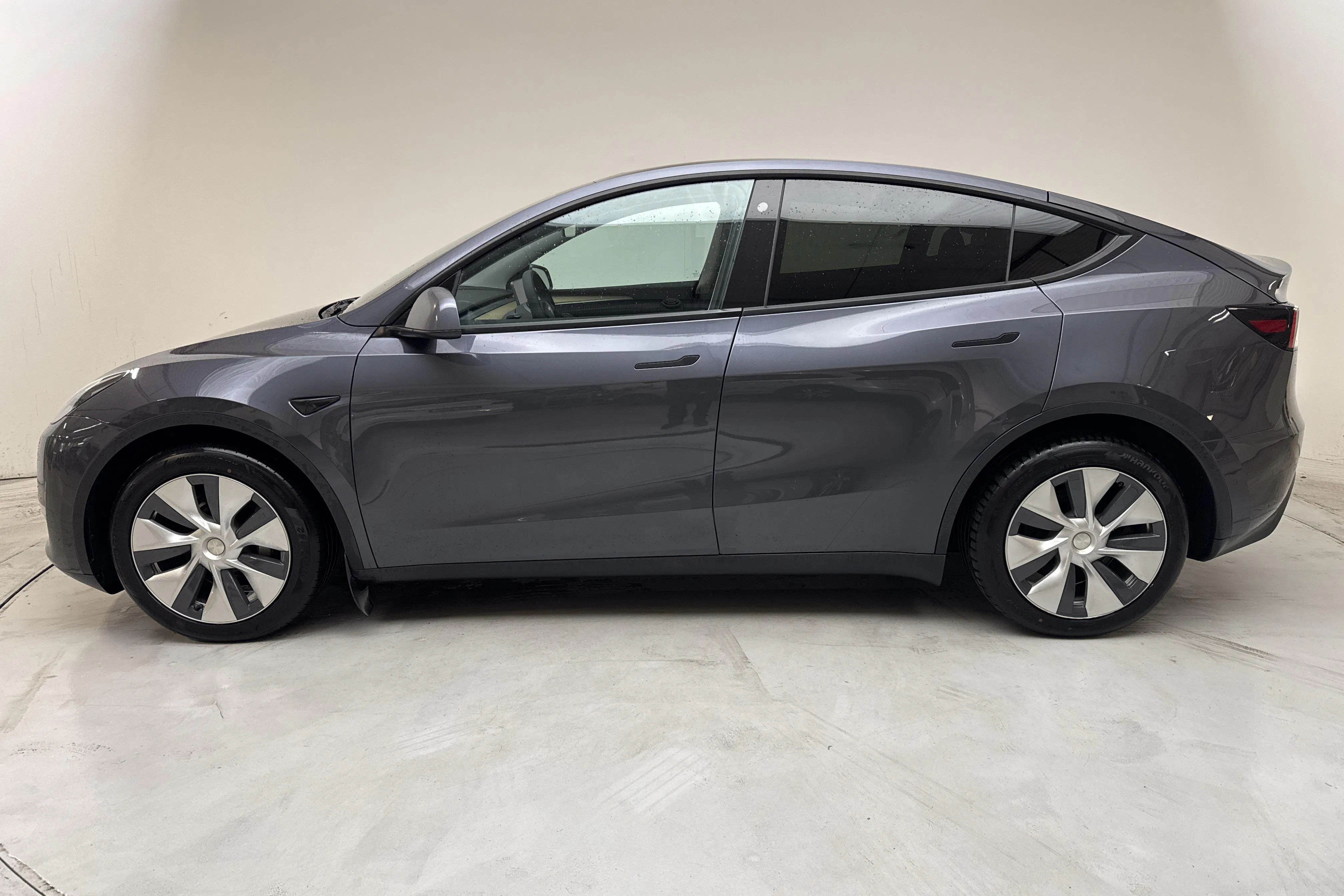 Presentationsfoto 2 av 19: Tesla Model Y Long Range Dual Motor AWD - 22 169 mil - Automat - grå - 2022