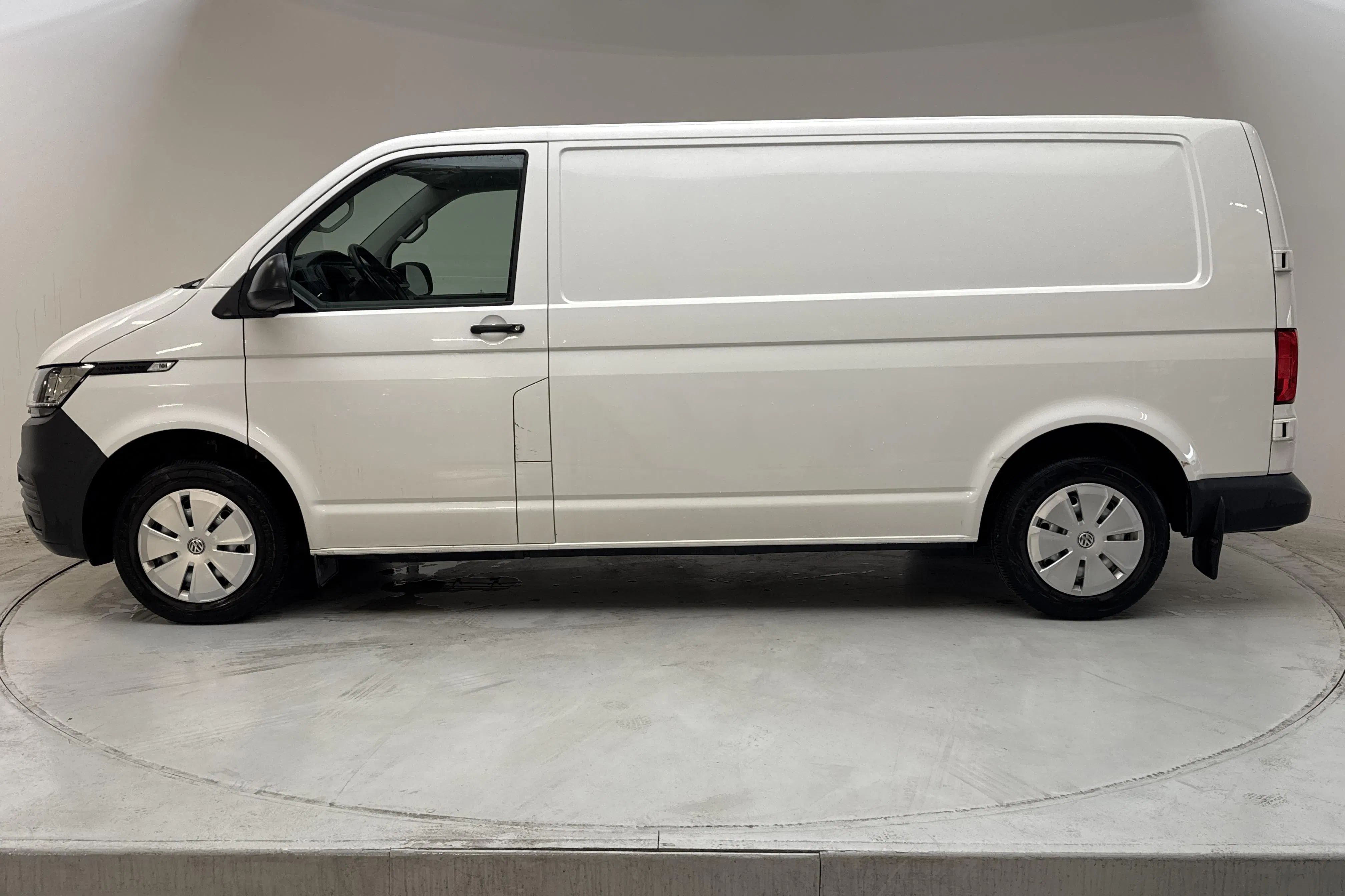 Presentationsfoto 2 av 13: VW Transporter T6.1 Skåp TDI (110hk) - 6 906 mil - Manuell - vit - 2023