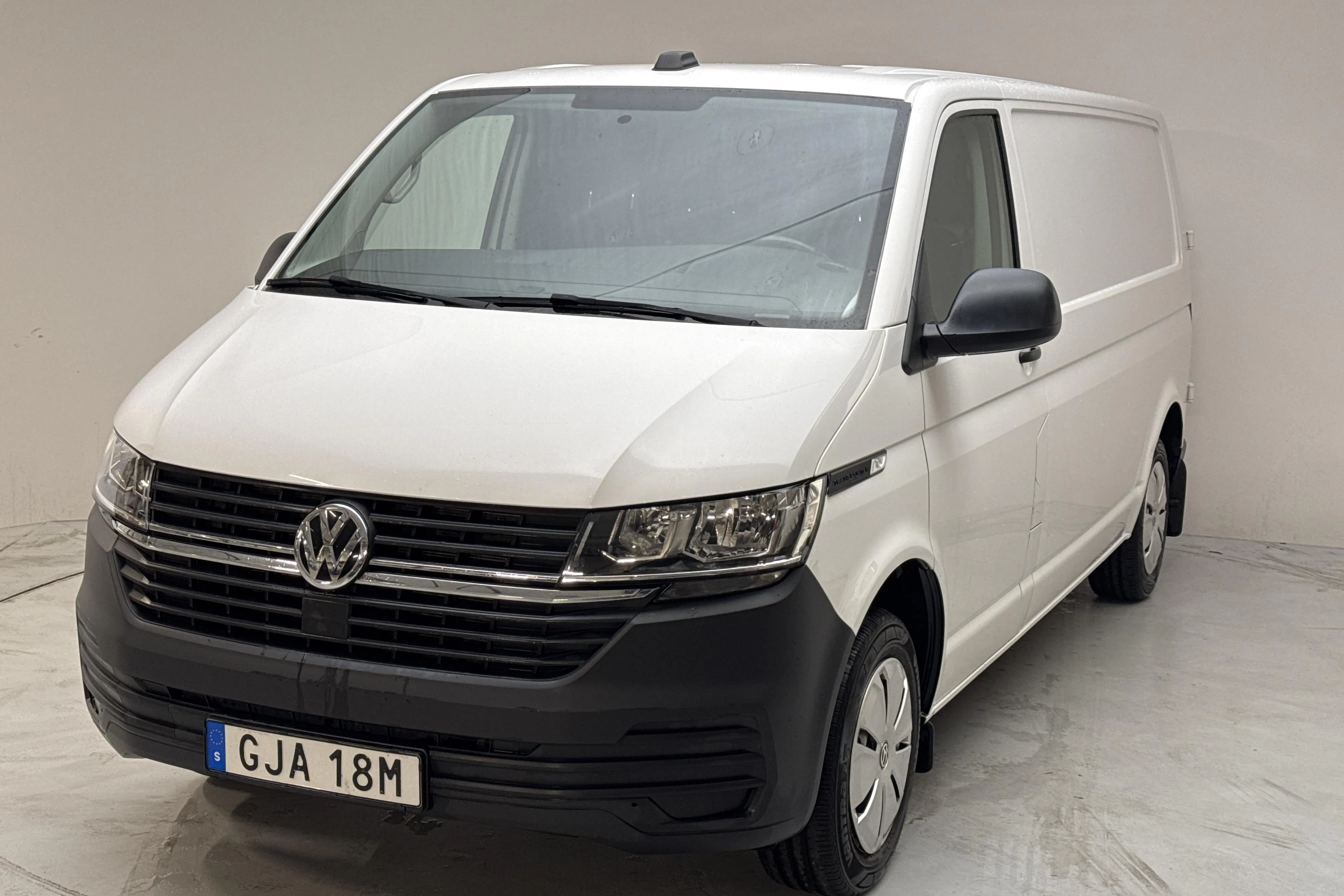 Presentationsfoto 1 av 13: VW Transporter T6.1 Skåp TDI (110hk) - 6 906 mil - Manuell - vit - 2023